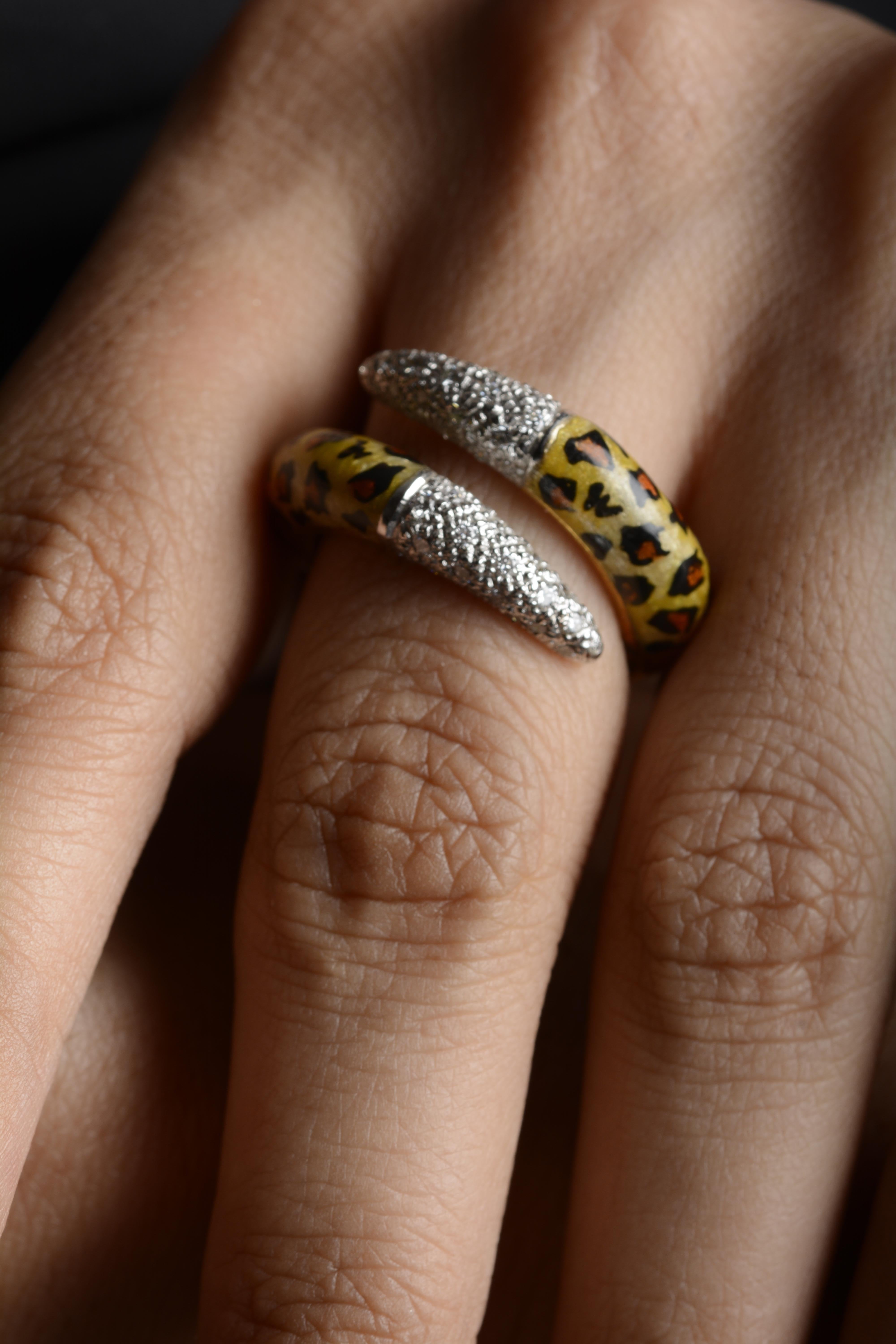 Women's 18 Karat Yellow Gold Diamond and Enamel Ring For Sale
