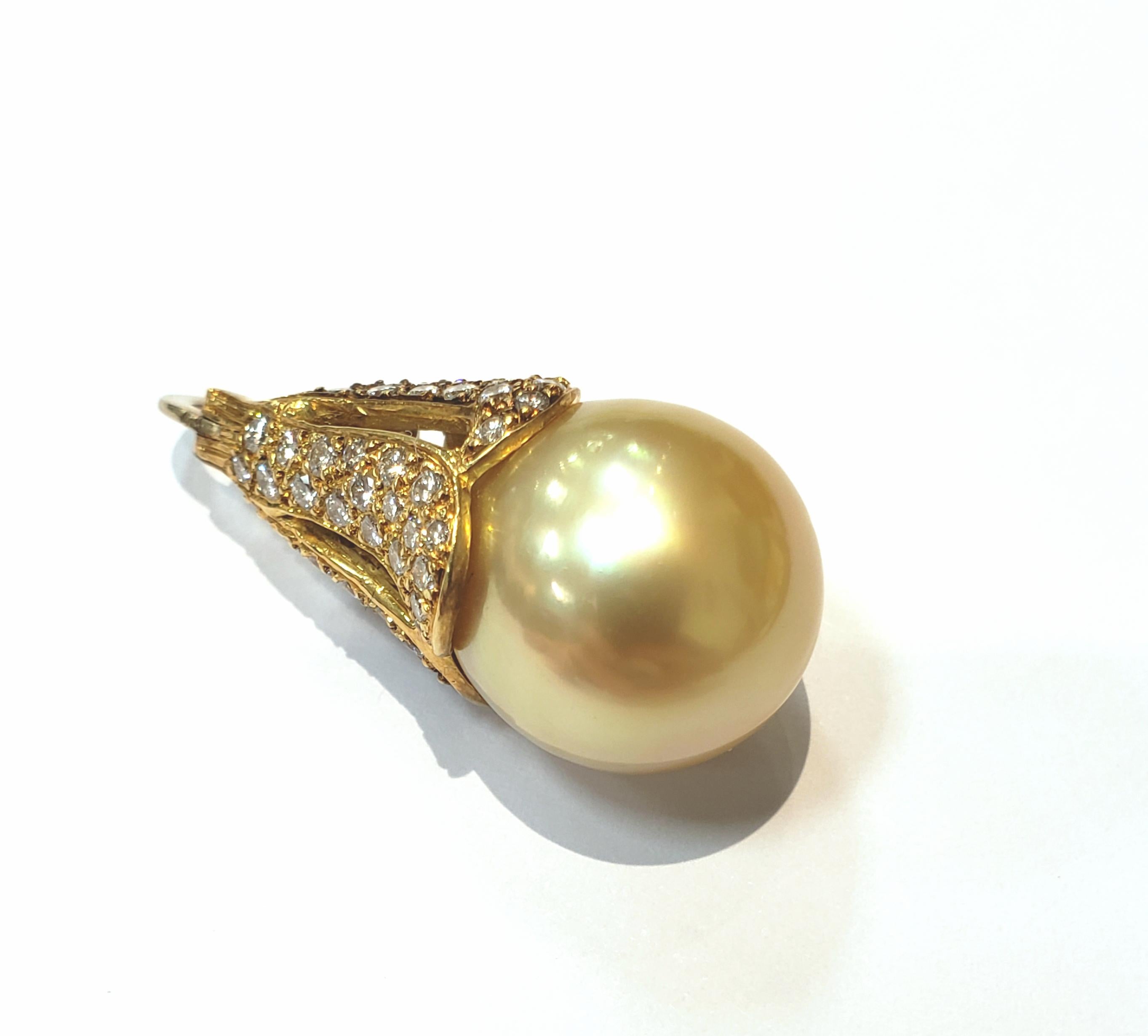 A beautiful golden 15mm South Sea pearl, with an 18 karat yellow gold and diamond top, pearl enhancer.
Top has 3 sections, each set with full cut round brilliant diamonds. Total diamond weight is 0.44 carats. F-G color, VS1 clarity.
Enhancer has a