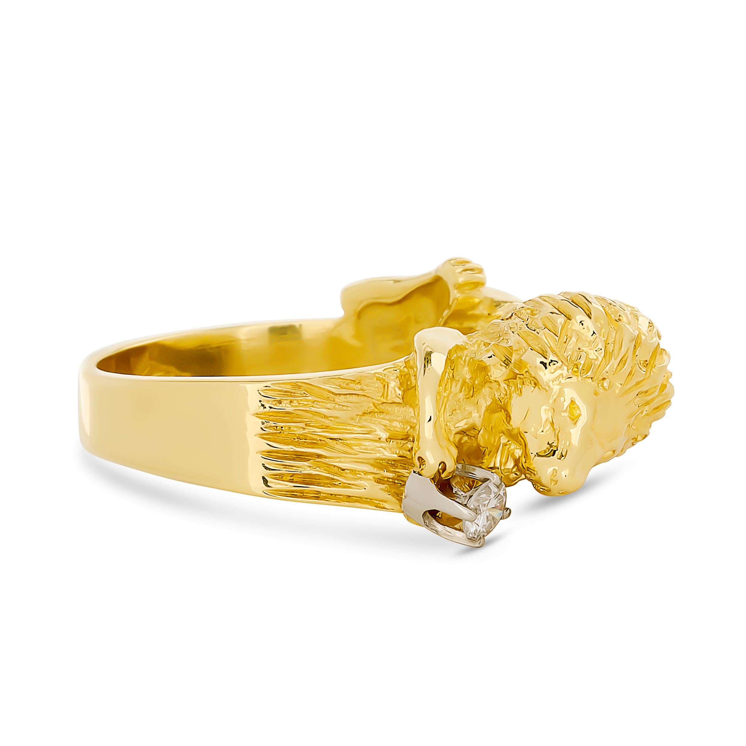 Taille ronde Bague en or jaune 18 carats avec diamant et corps de lion en vente