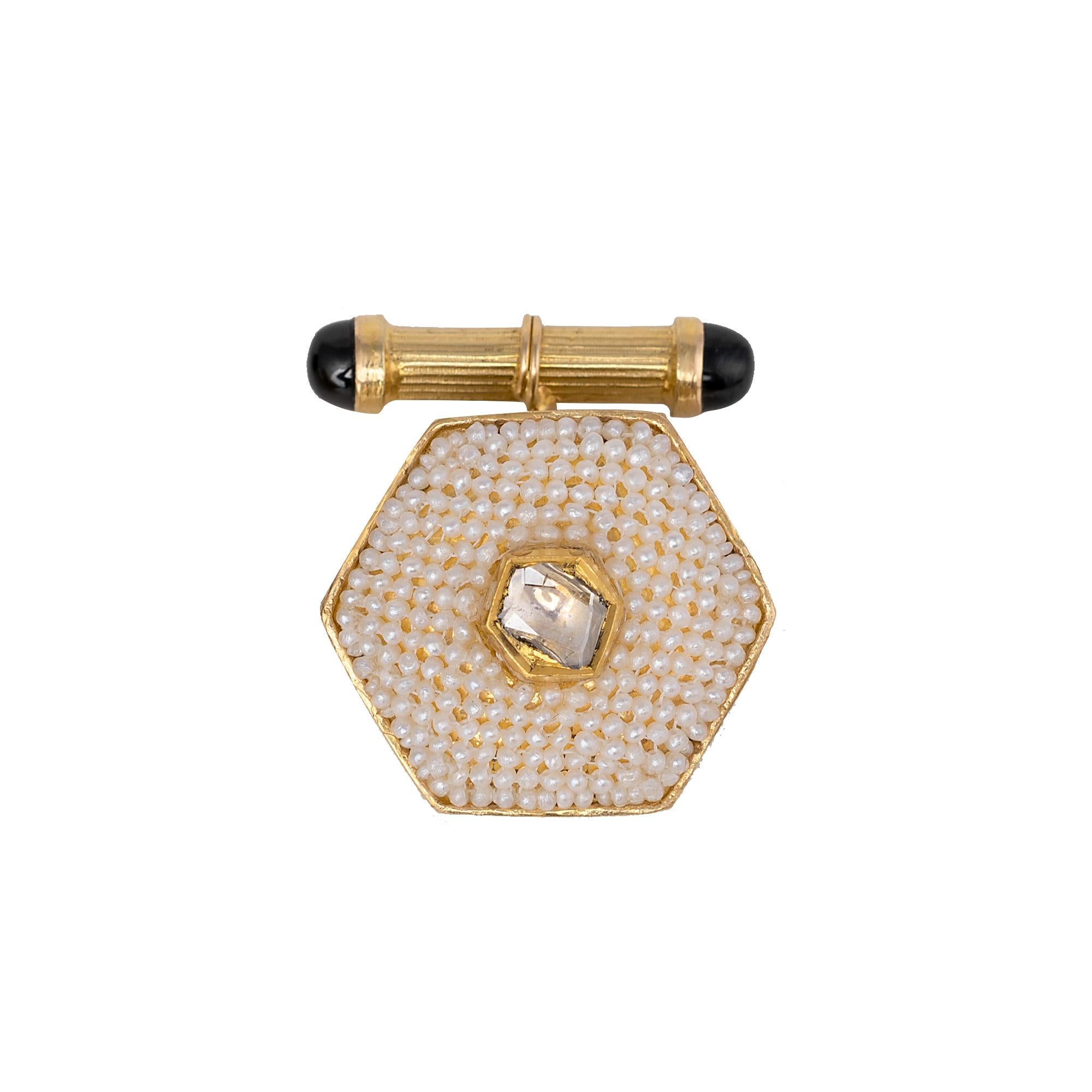 18 Karat Yellow Gold Diamond and Pearl Cufflinks In New Condition For Sale In Jaipur, IN