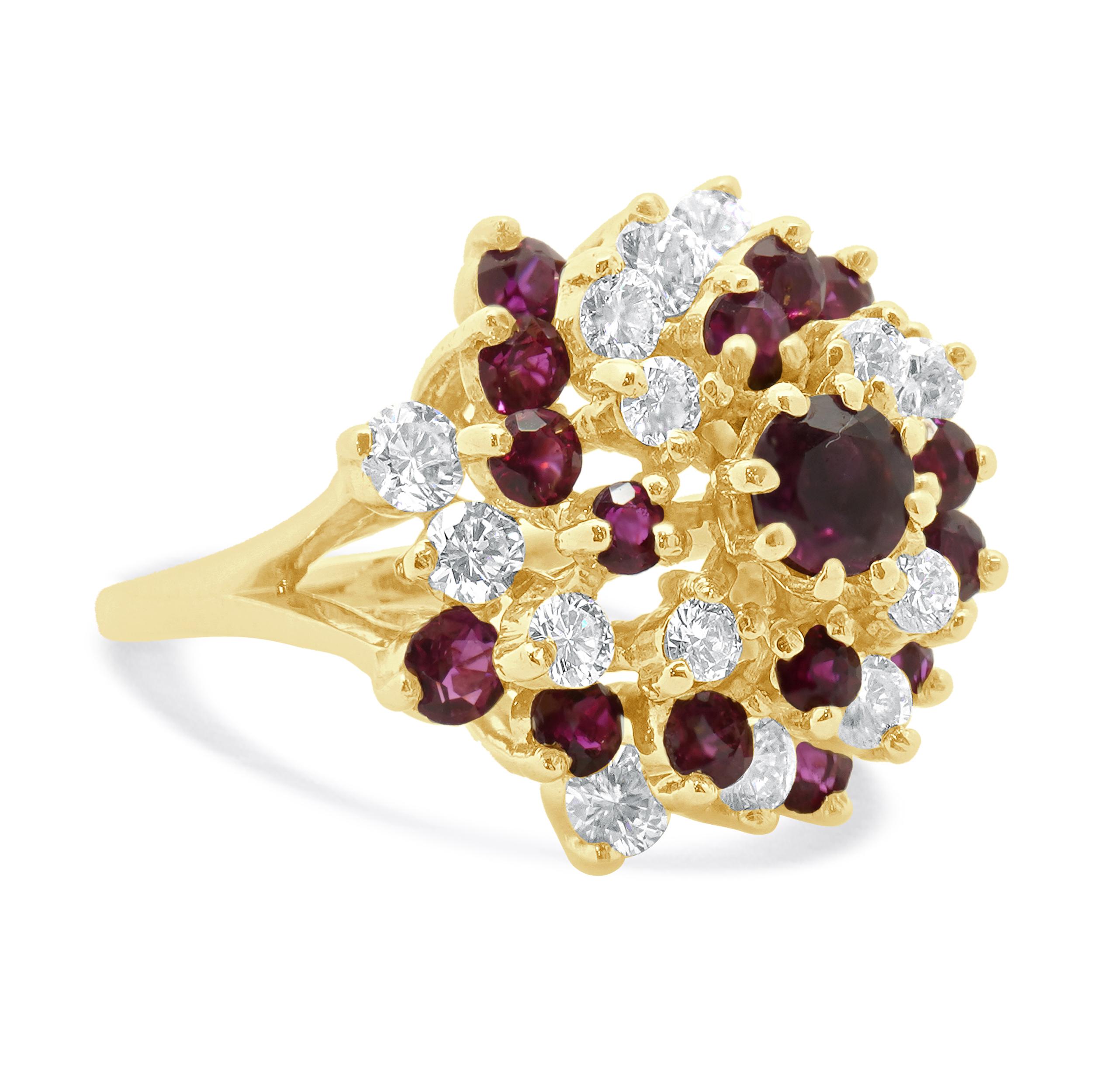 Taille ronde Bague cocktail en or jaune 18 carats avec diamants et rubis en vente