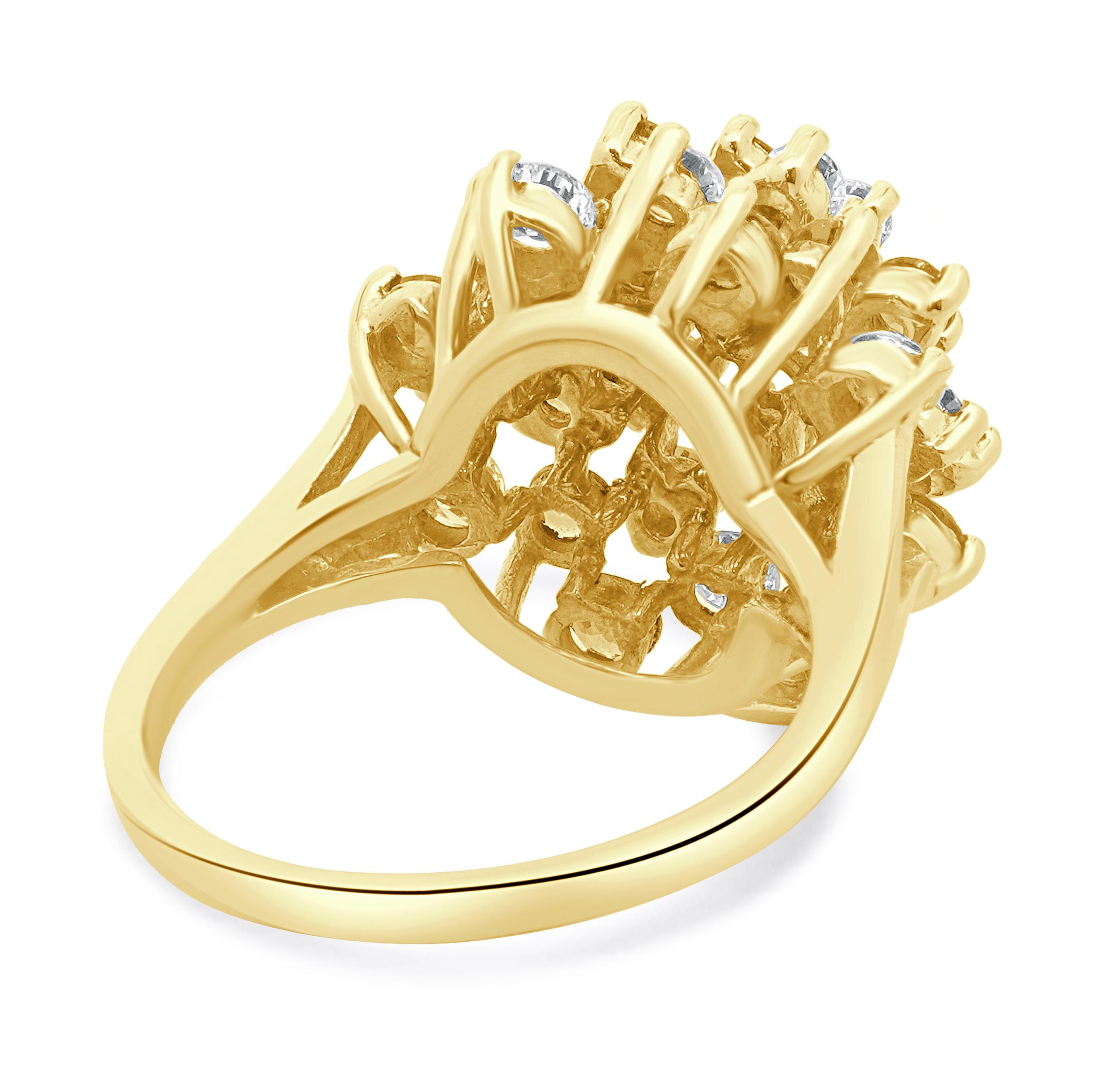 Bague cocktail en or jaune 18 carats avec diamants et rubis Excellent état - En vente à Scottsdale, AZ