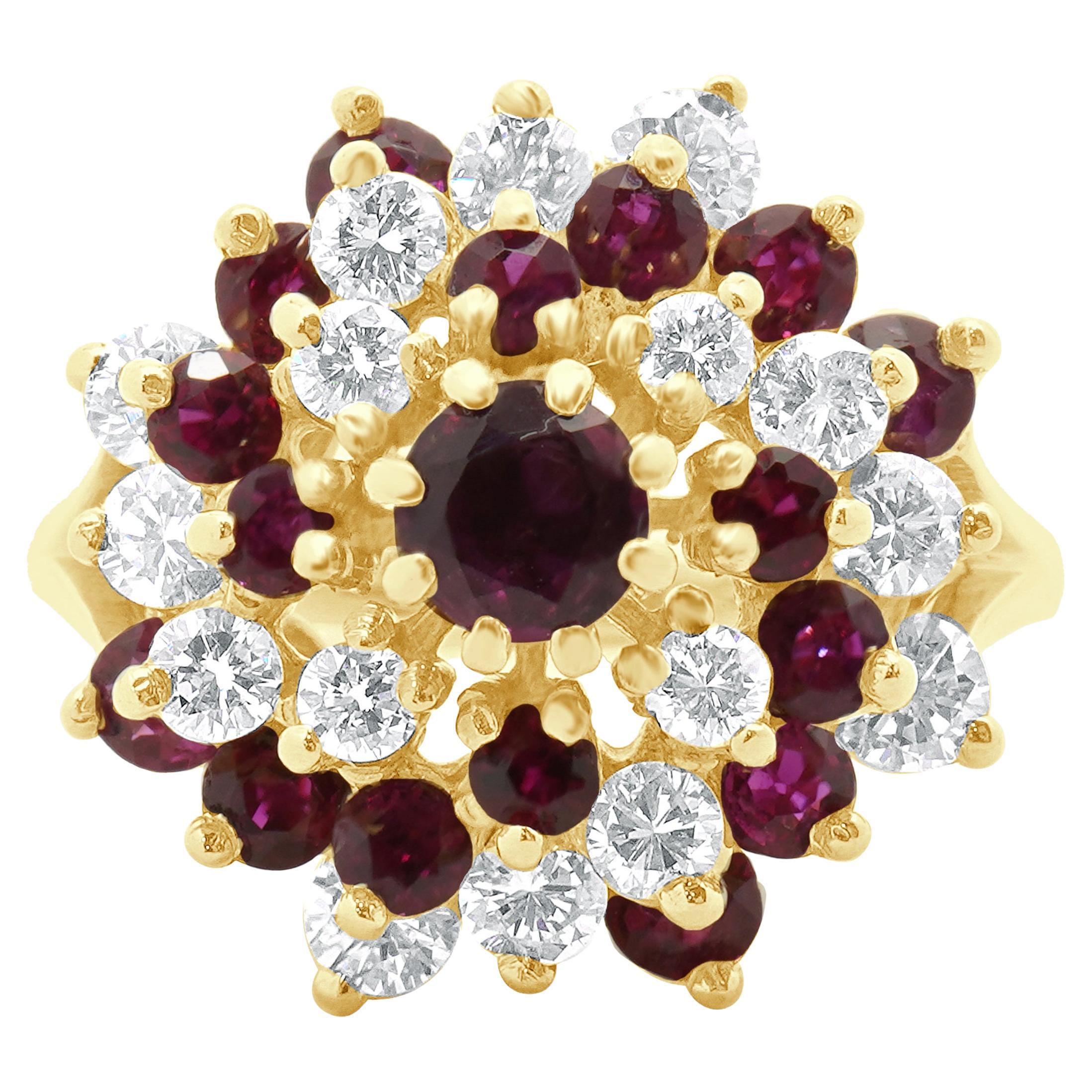 Bague cocktail en or jaune 18 carats avec diamants et rubis en vente