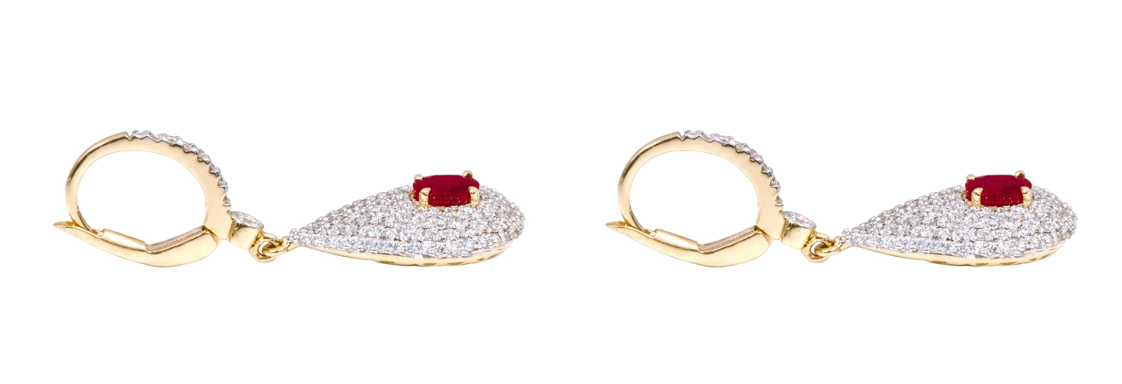 18 Karat Yellow Gold Diamond and Ruby Drop Earrings In New Condition For Sale In Jaipur, IN
