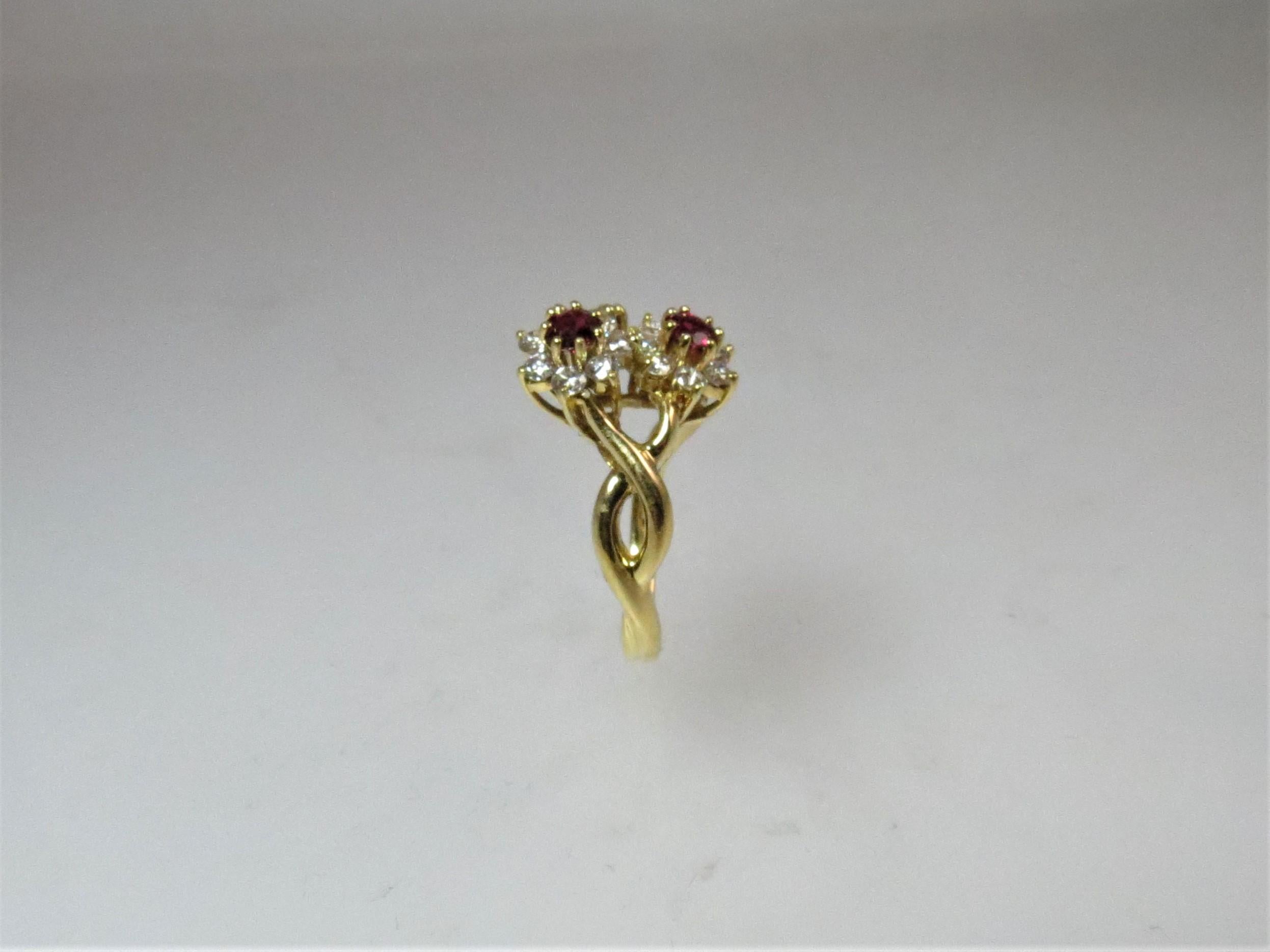 18 Karat Gelbgold Diamant und Rubin Blume Design Ring (Rundschliff) im Angebot