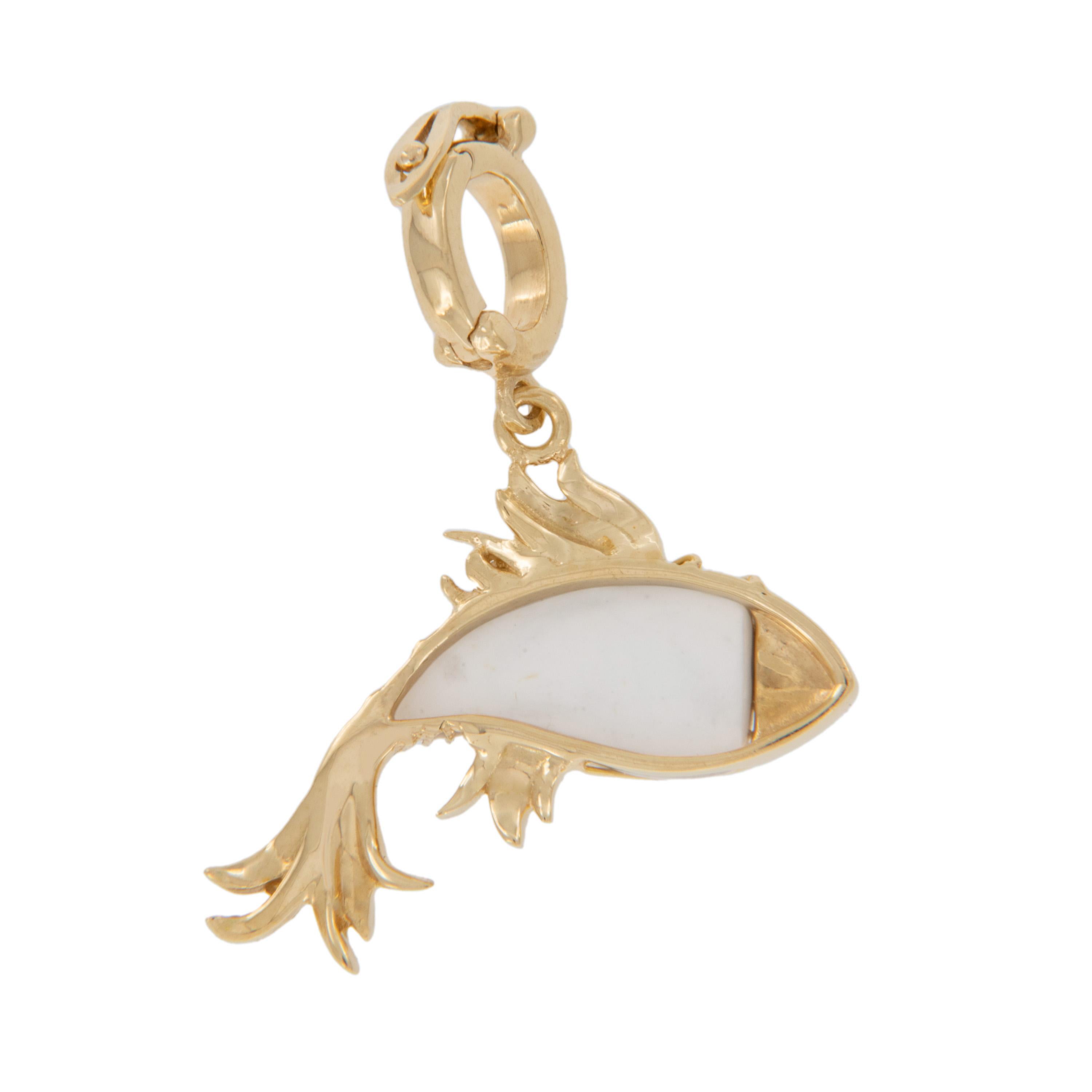 Taille ronde Pendentif breloque poissons aquatiques en or jaune 18 carats, diamants et onyx blanc