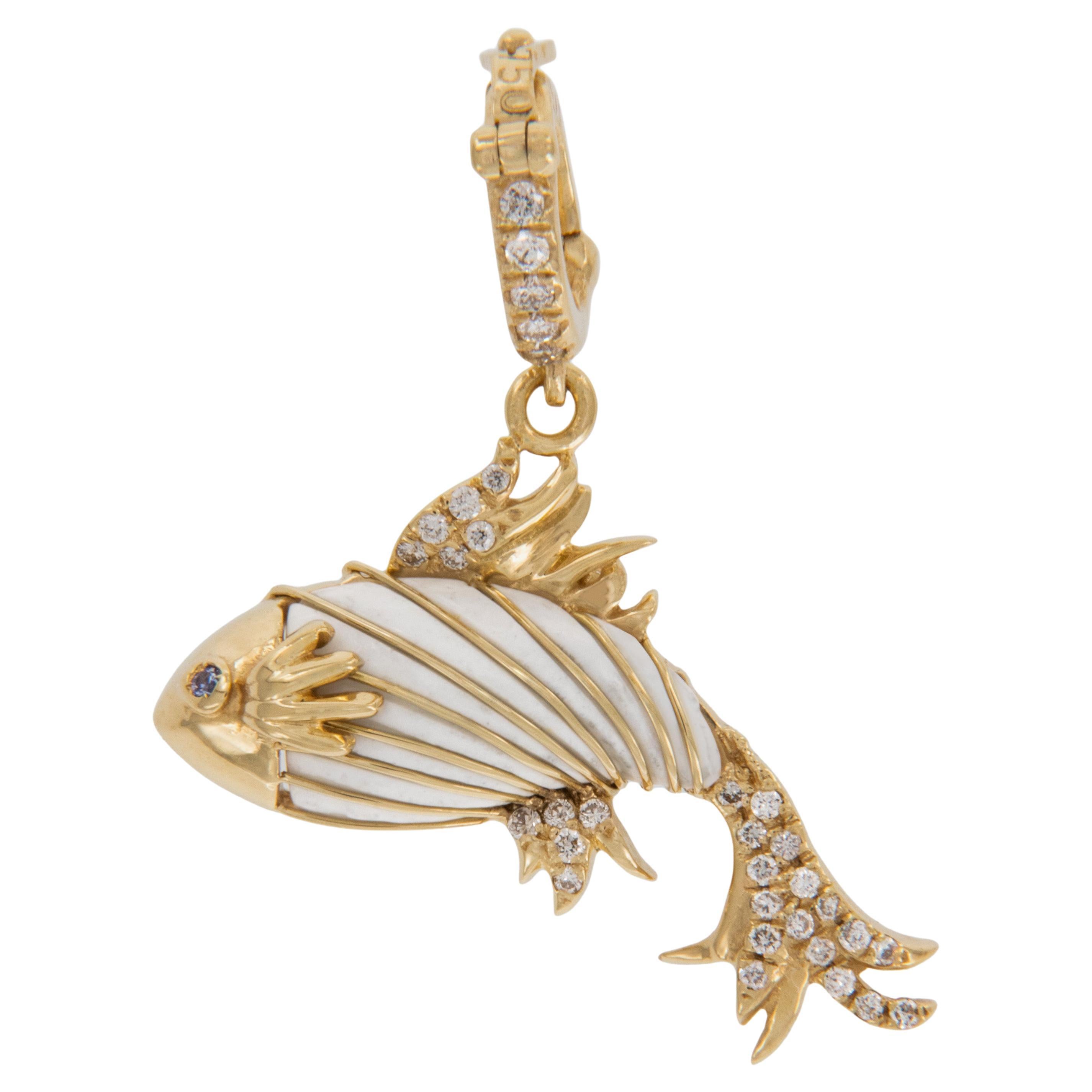 Pendentif breloque poissons aquatiques en or jaune 18 carats, diamants et onyx blanc