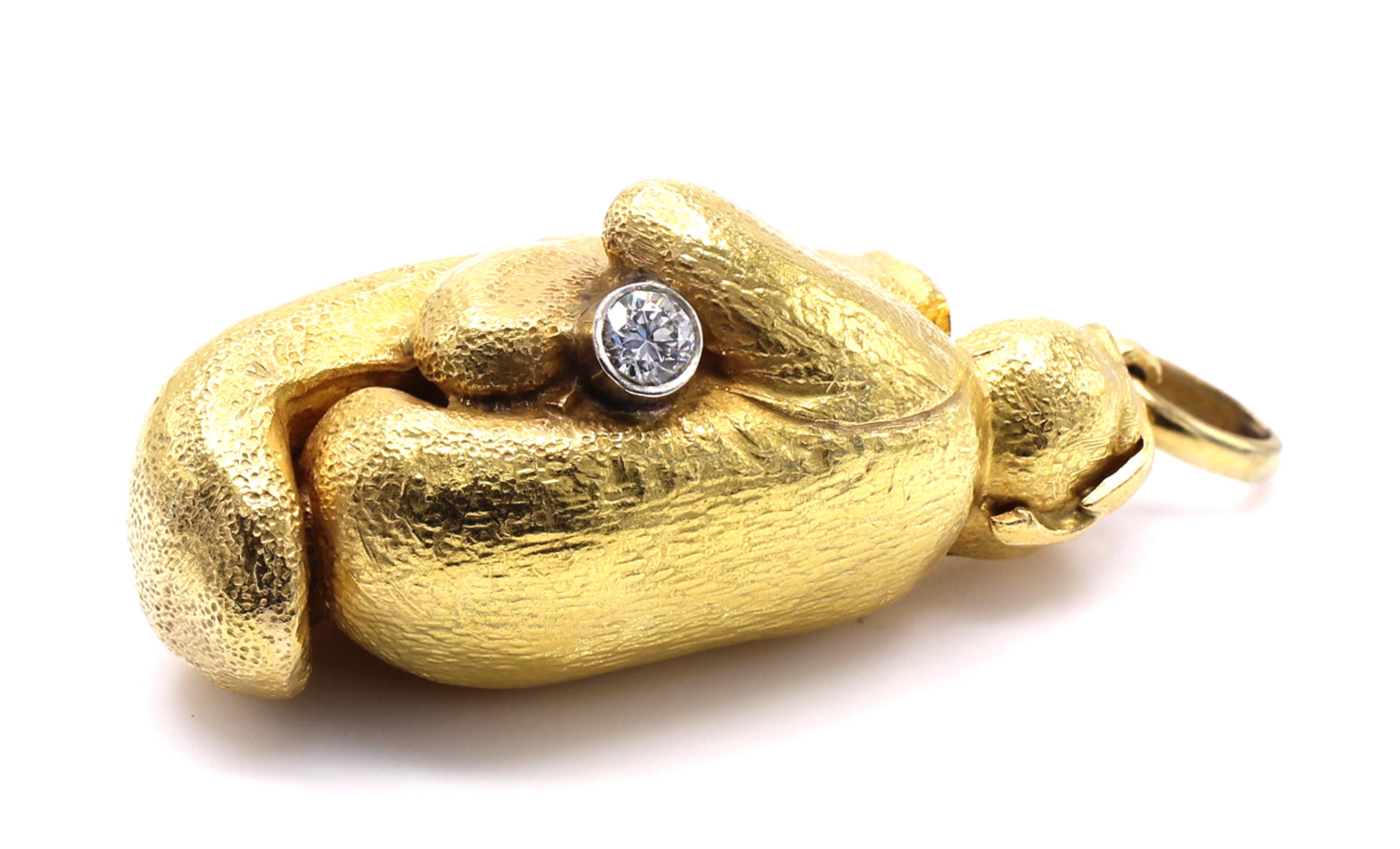 Magnifiquement conçu et réalisé à la main en or jaune 18 carats, ce pendentif amusant représente de manière réaliste une paire de gants de boxe. La finition texturée de l'or donne à ces gants l'aspect d'un cuir usé et le pendentif est orné d'un