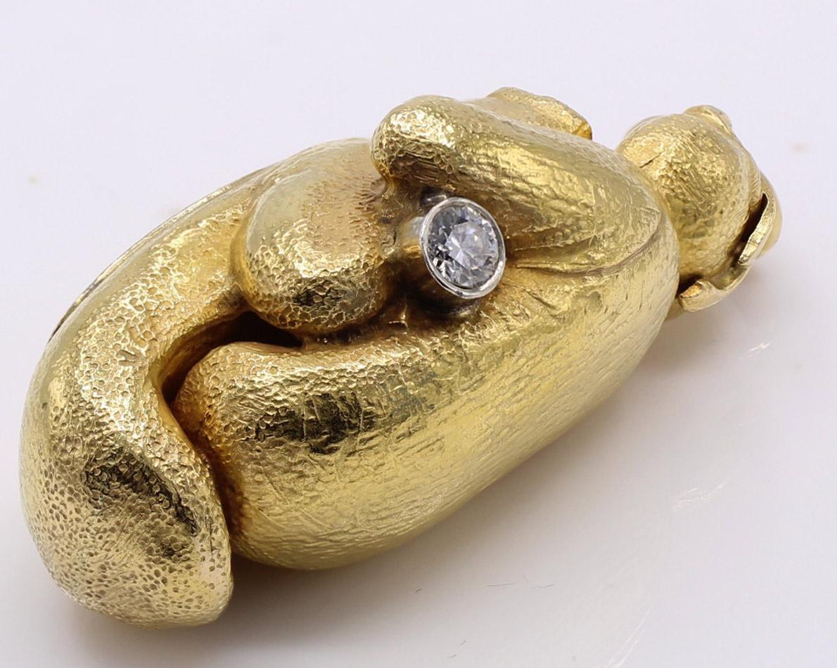 Taille ronde Pendentif de gants de boxe en or jaune 18 carats et diamants en vente