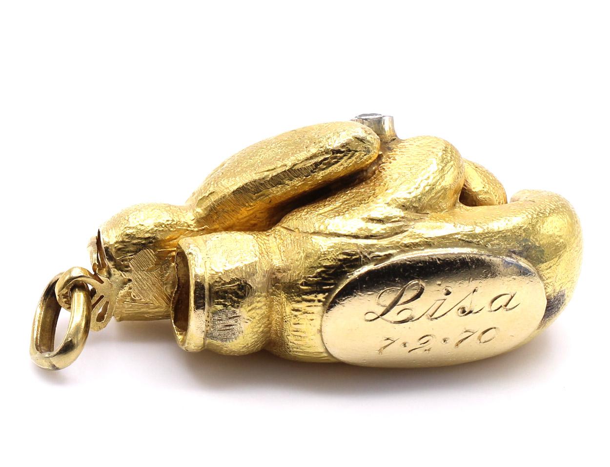 Pendentif de gants de boxe en or jaune 18 carats et diamants Excellent état - En vente à New York, NY