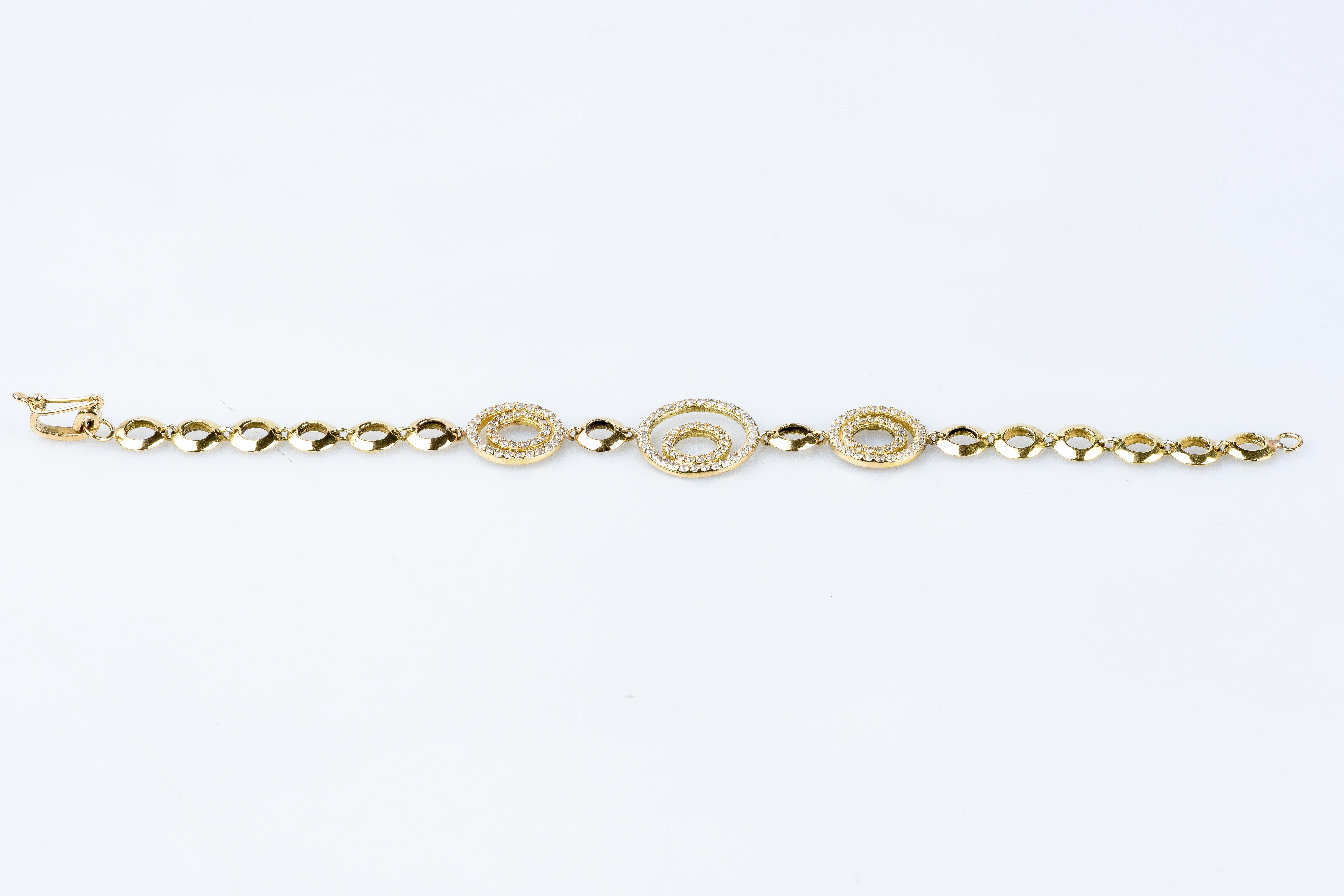 bracelet en or jaune 18 carats diamant conçu avec 136 diamants ronds de taille brillant pesant 1,36 carat.      

Qualité du diamant
Couleur : H
Clarté : SI

Poids : 13.00 gr.

Dimensions : 18 x 0,20 cm

Poinçon or 18 carats sur le bijou.

Etat :