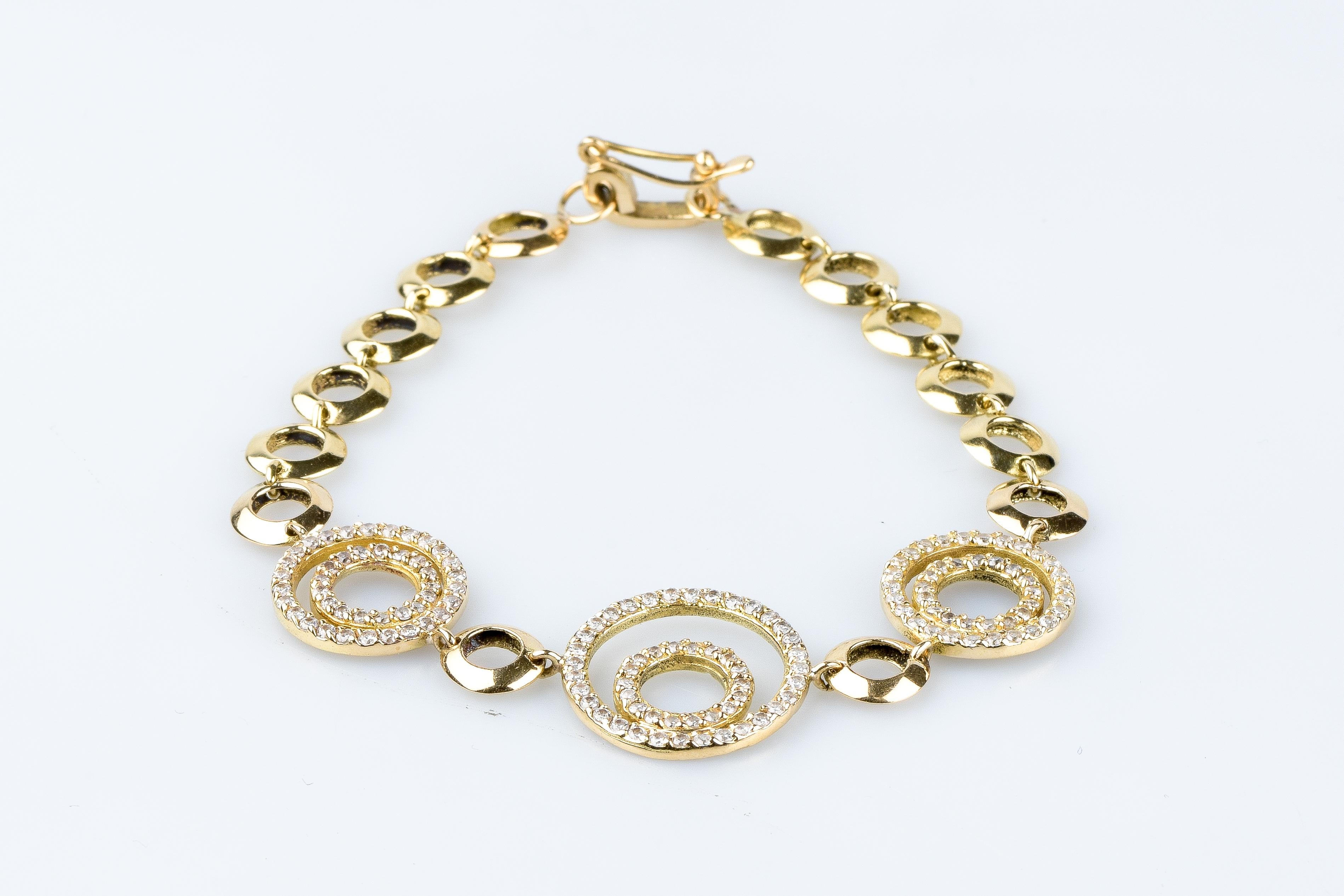 Taille ronde Bracelet en diamants en or jaune 18 carats orné de diamants ronds et brillants en vente