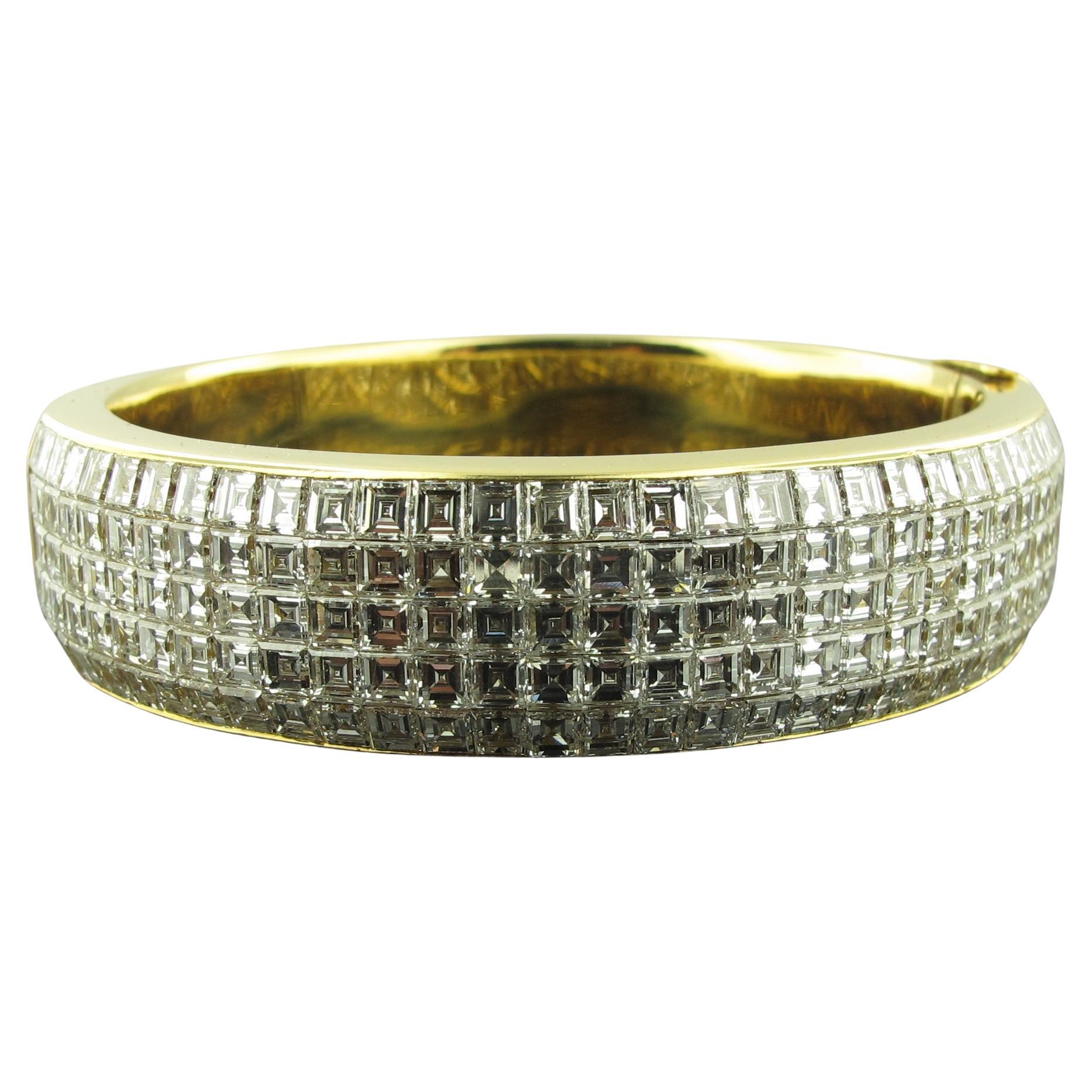 La fascia in oro giallo 18 carati decorata in 5 file con 160 diamanti taglio francese pesa  circa 43 carati. Il braccialetto pesa circa 84 grammi, misura 6 pollici di lunghezza e 0,62 pollici di larghezza. Il colore è F e la purezza è VS.