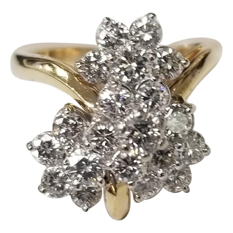 18 Karat Yellow Gold Diamond Cluster Ring with 1.50 Carat in Diamonds