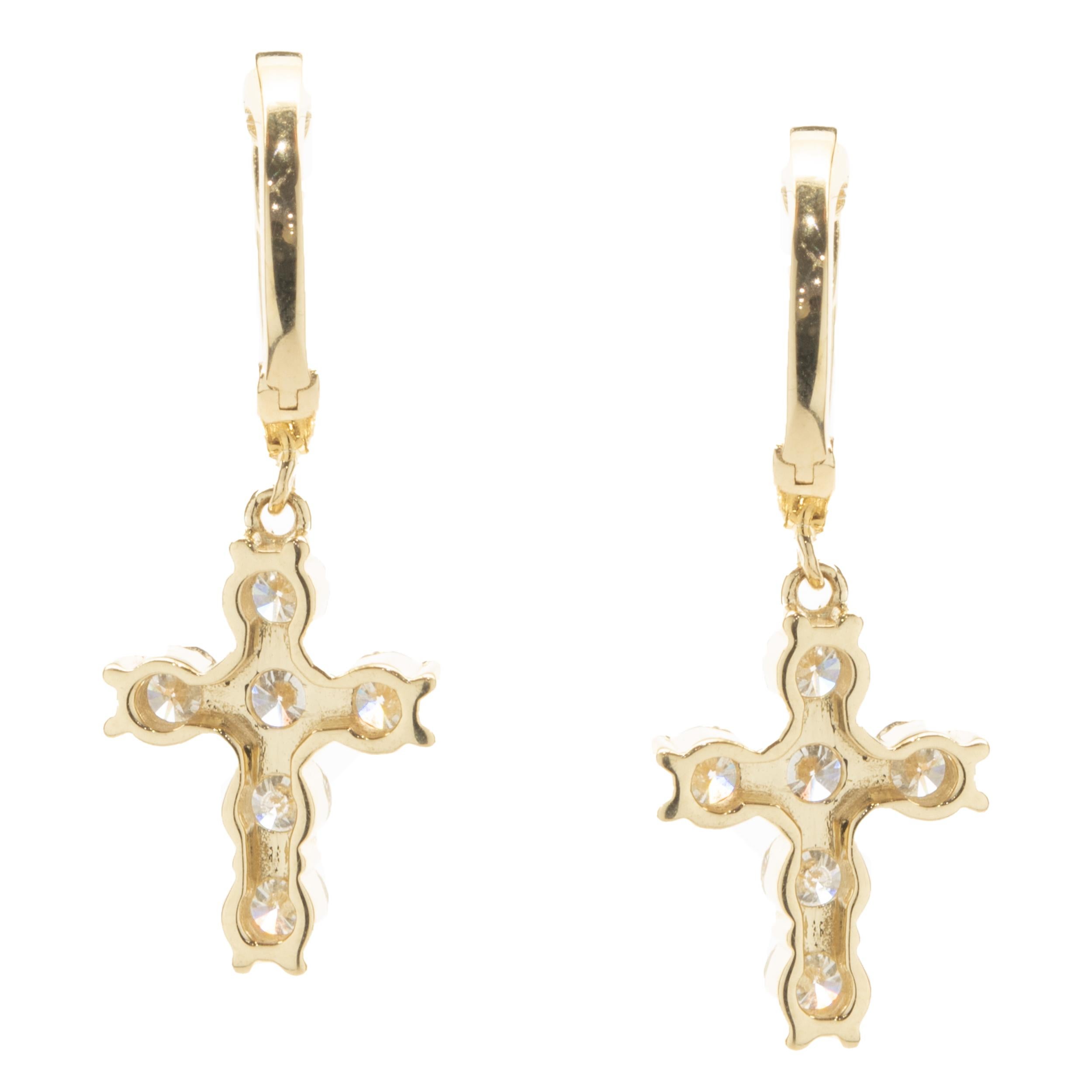 Designer: individuell
Material: 18K Gelbgold
Diamant: 32 runde Brillanten = 1,00cttw
Farbe: G
Klarheit: VS1-2
Abmessungen: Ohrringe messen 24,50 mm in der Länge
Verschlüsse: Pfosten mit Druckknopfverschluss
Gewicht: 3,27 Gramm