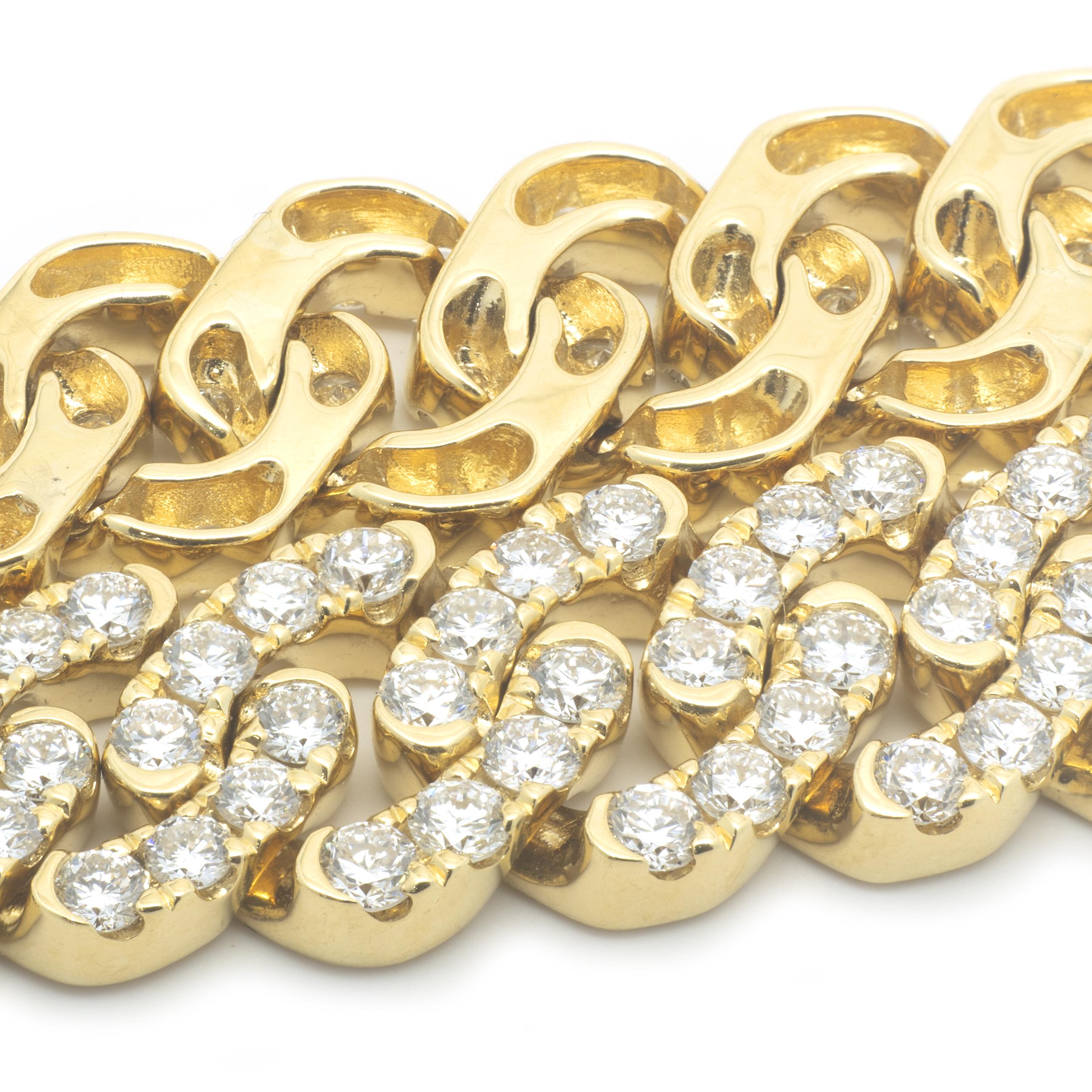 Concepteur : personnalisé
Matériau : Or jaune 18K
Diamants : 253 diamants ronds de taille brillant = 9,50cttw
Couleur : G
Clarté : VS2
Dimensions : le bracelet s'adapte à un poignet de 7.25 pouces.
Poids : 36,92 grammes
