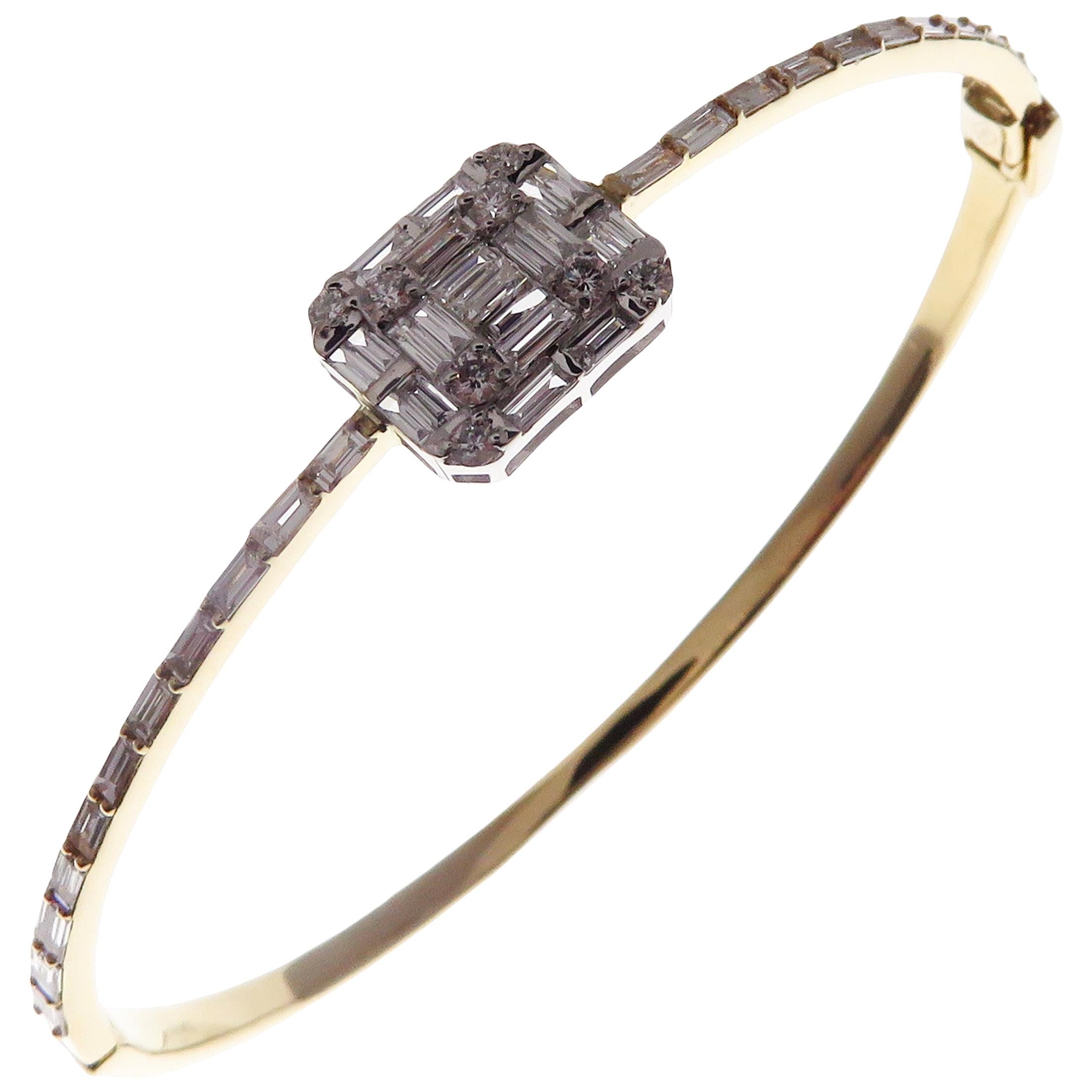 Bracelet jonc carré délicat en or jaune 18 carats avec diamants et baguettes en vente