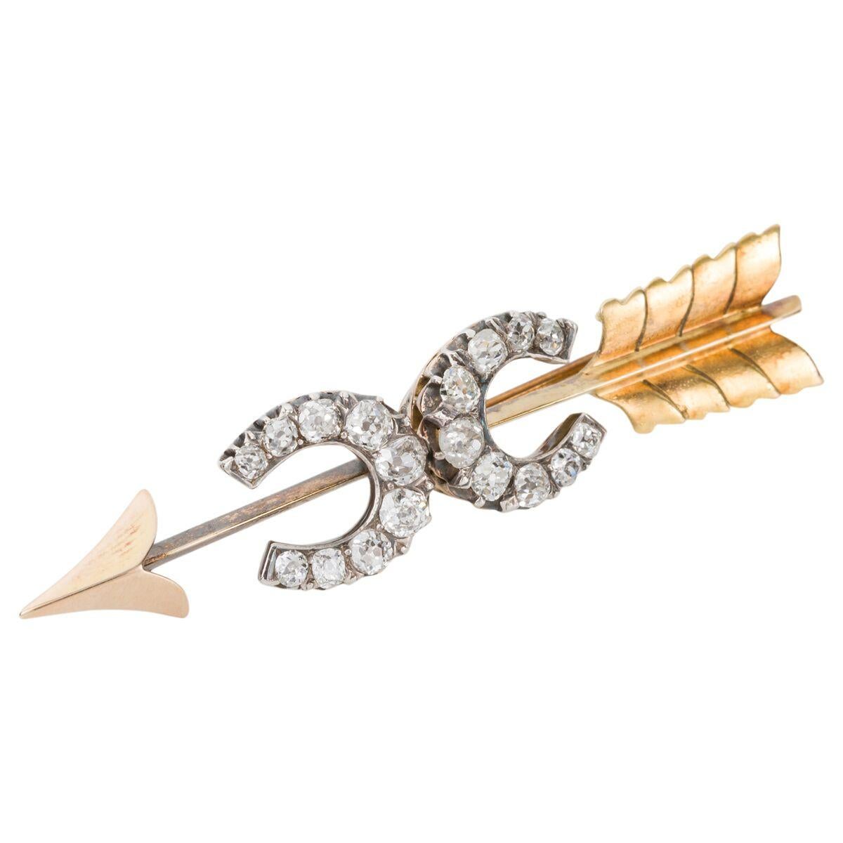 A beautiful brooch, it looks fabulous on any jacket or coat. In fact this piece would also look great on a men's jacket or tie, it's very stylish and certainly eye catching. Central to the brooch is a double horseshoe motif set with bright and