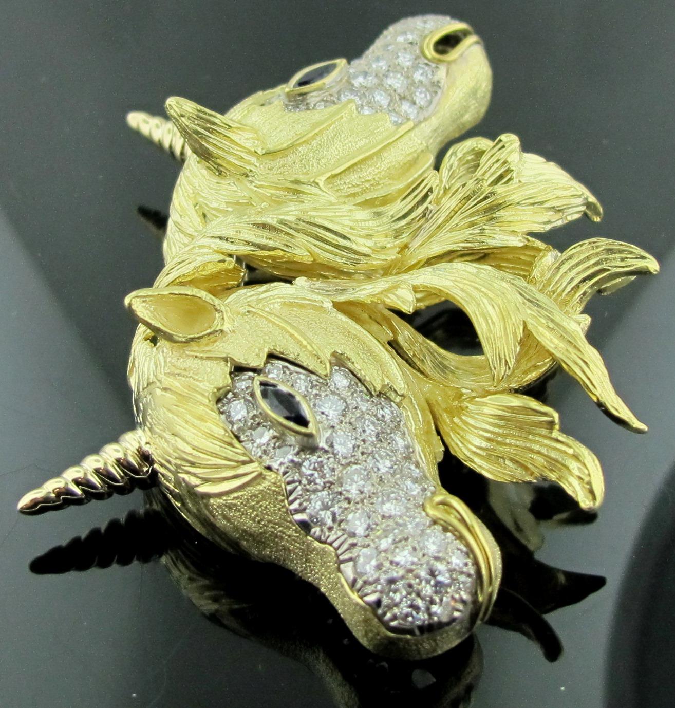 Taille ronde Broche/collier à double licorne en or jaune 18 carats et diamants en vente