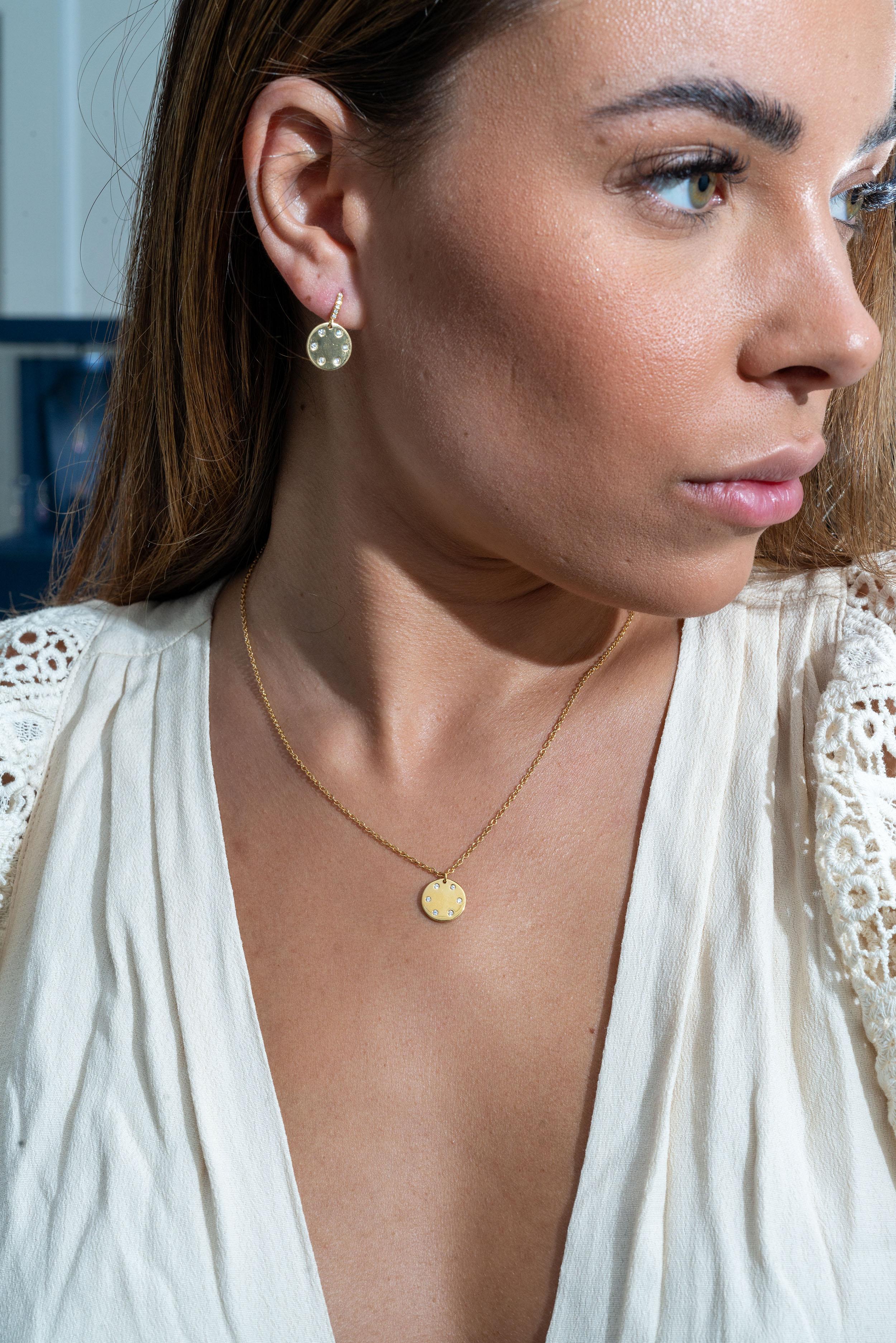 Die Ohrringe aus 18 Karat Gelbgold sind aus der Jackpot Collection'S. Diese Ohrringe sind mit runden farblosen Diamanten von insgesamt 0,21 Karat besetzt. Das Gesamtgewicht des Metalls beträgt 4.15 g. Die Ohrringe sind 2 cm lang. Großartig für jede