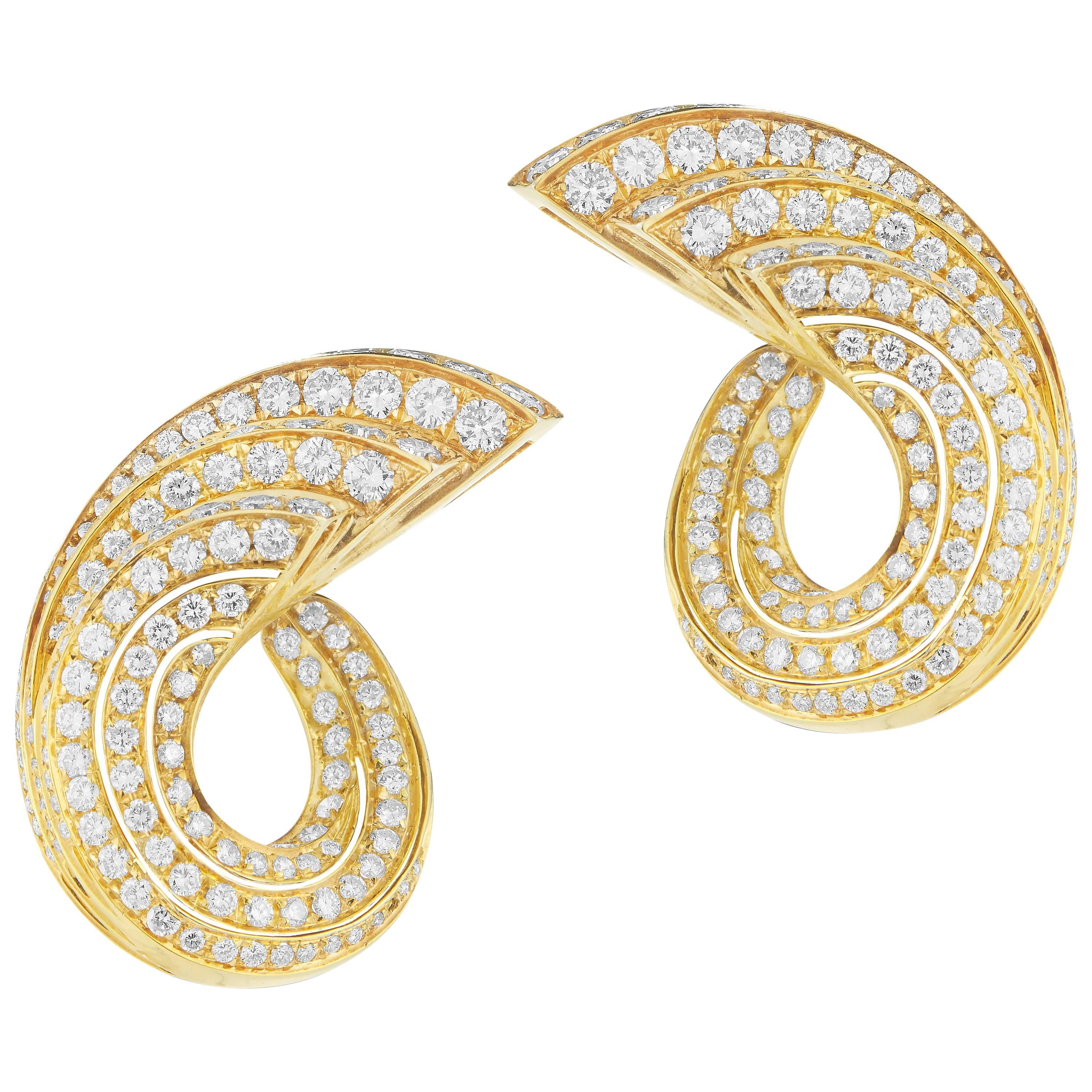 18 Karat Yellow Gold Diamond Earring For Sale
