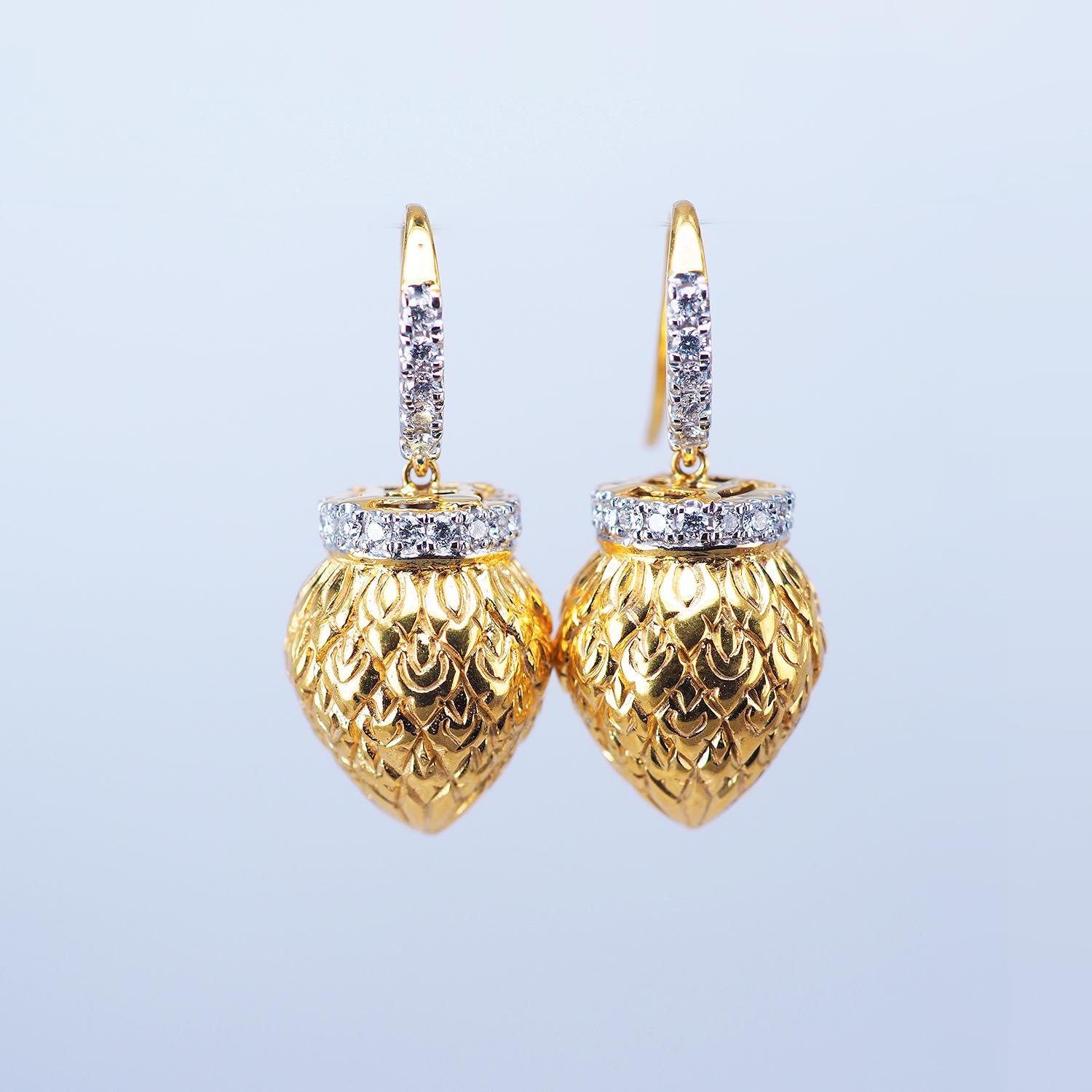 Boucles d'oreilles en or jaune 18 carats en forme de lotus. Ces boucles d'oreilles en forme de lotus, de style ancien, sont le fruit de l'expérience d'un orfèvre qui a passé deux mois à les fabriquer. Pour les personnes qui conservent et aiment le