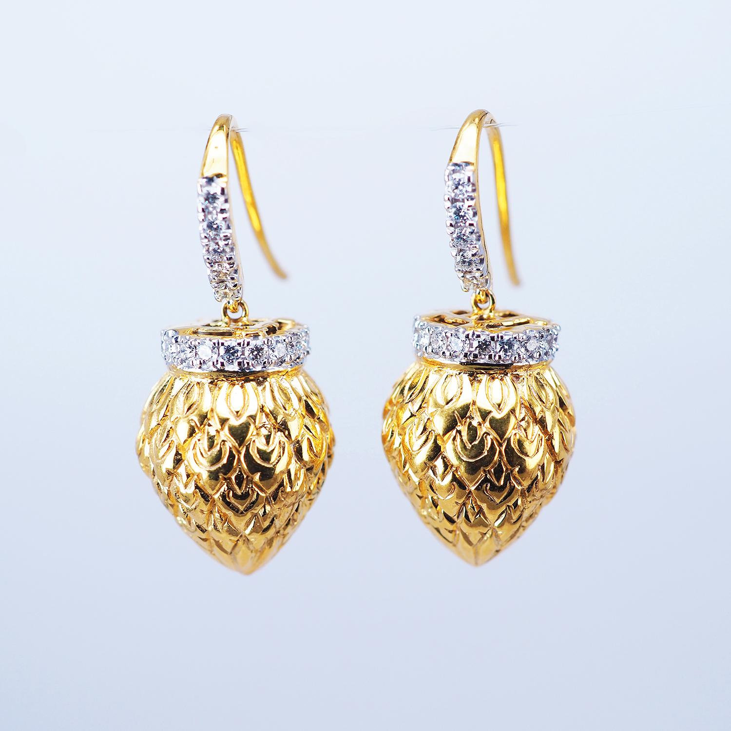 Moderne Boucles d'oreilles en or jaune 18 carats avec diamants en vente