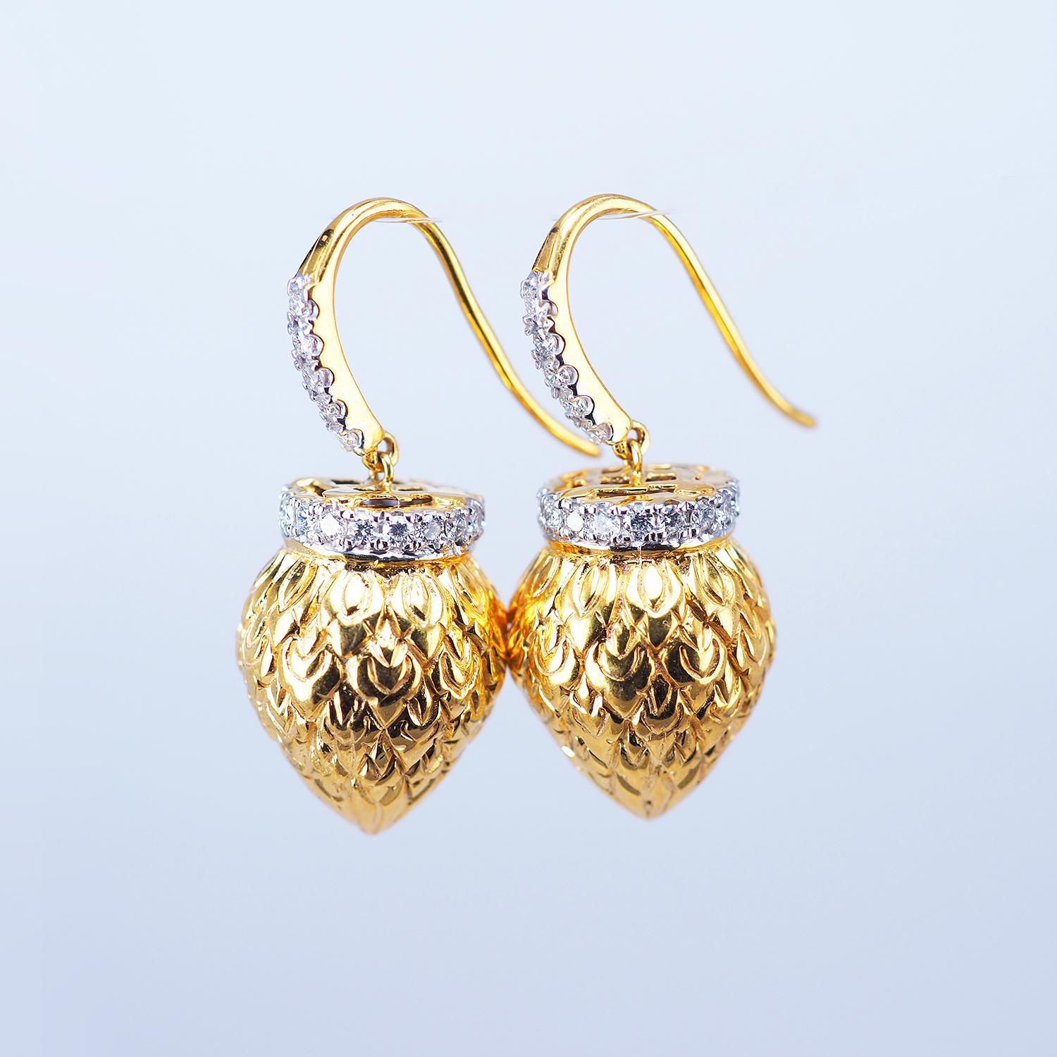 Taille ronde Boucles d'oreilles en or jaune 18 carats avec diamants en vente