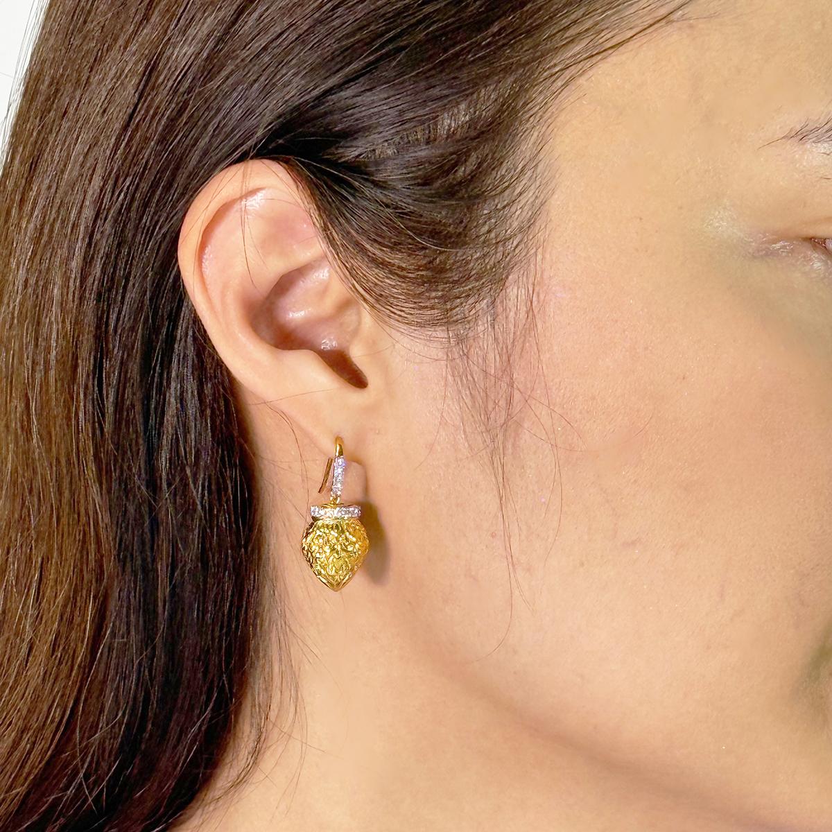 Boucles d'oreilles en or jaune 18 carats avec diamants Neuf - En vente à Bangkok, TH