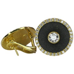 Orecchini con diamanti in oro bianco 18 carati con texture bizantina di Georgios Collections