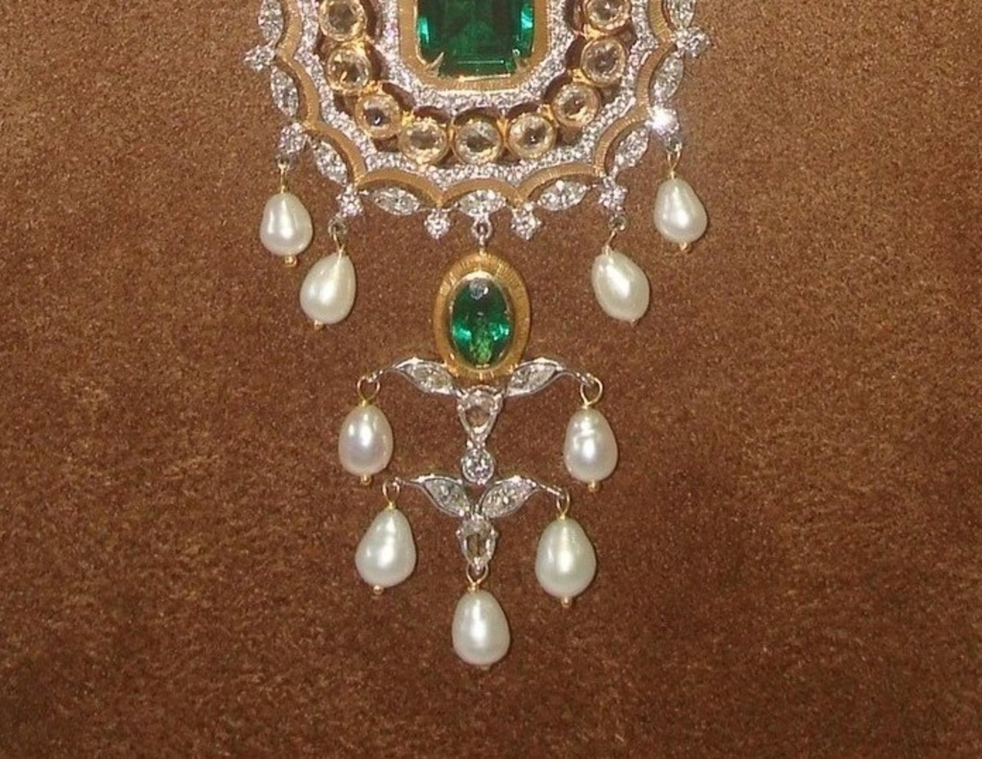 Brilliant Cut 18 Karat Yellow Gold, Diamond, Emerald & Pearl Sautoir For Sale