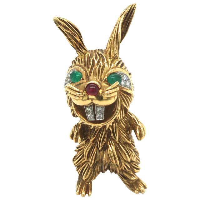 18 Karat Gold Rabbit with Carrot and Diamond Tail For Sale at 1stDibs