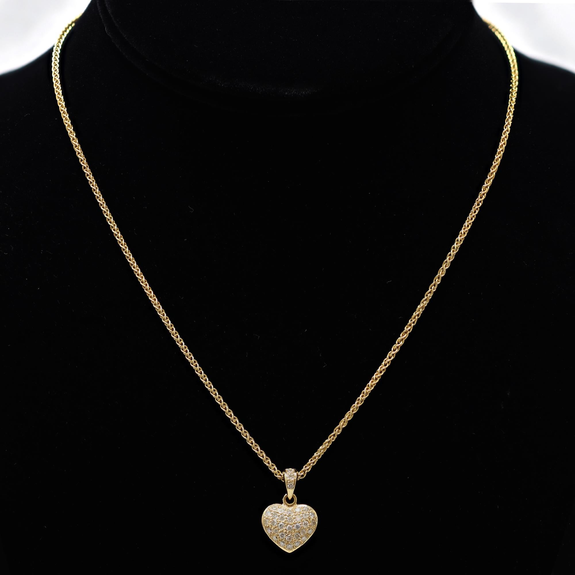 18 karat yellow gold diamond heart pendant necklace In Excellent Condition For Sale In Miami, FL