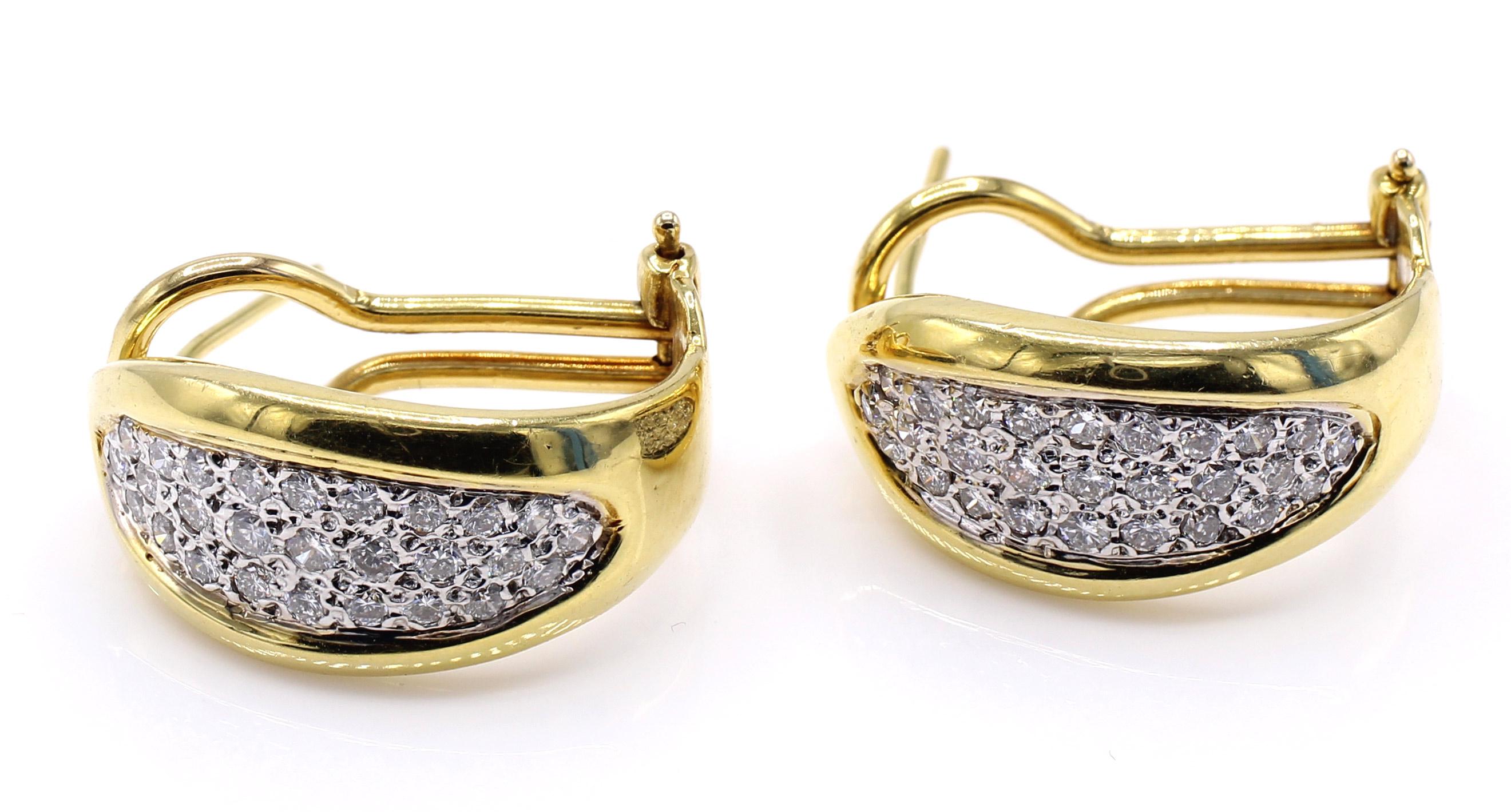 Realizzati a mano in oro giallo 18 carati, questi orecchini a cerchio anni '80 sono bellissimi su qualsiasi orecchio. Leggeri e portabili, gli orecchini sono comodi anche per periodi prolungati. Incastonati con 54 diamanti bianchi e scintillanti a