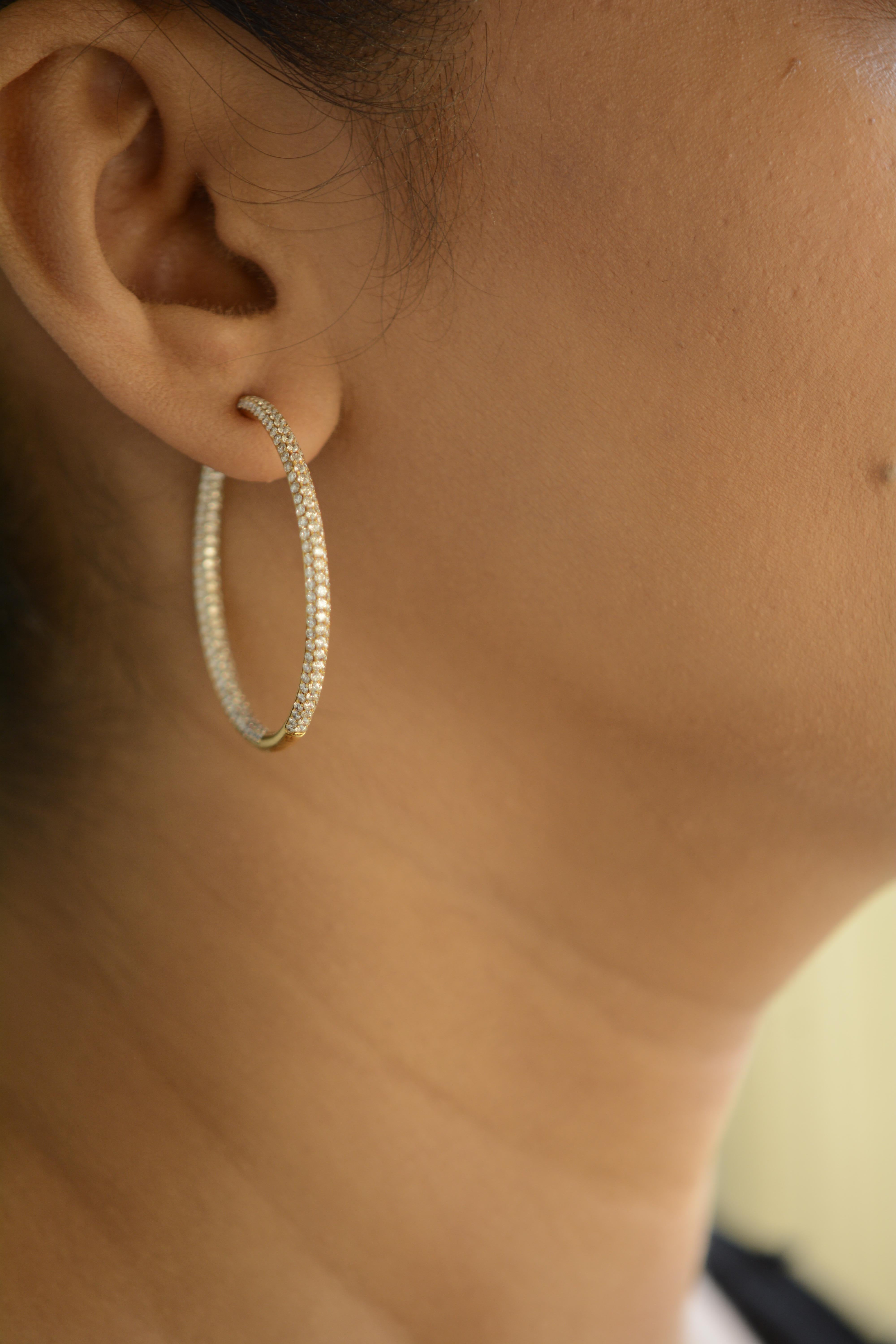 18 Karat Yellow Gold Diamond Hoop Earrings In New Condition For Sale In Mumbai, IN
