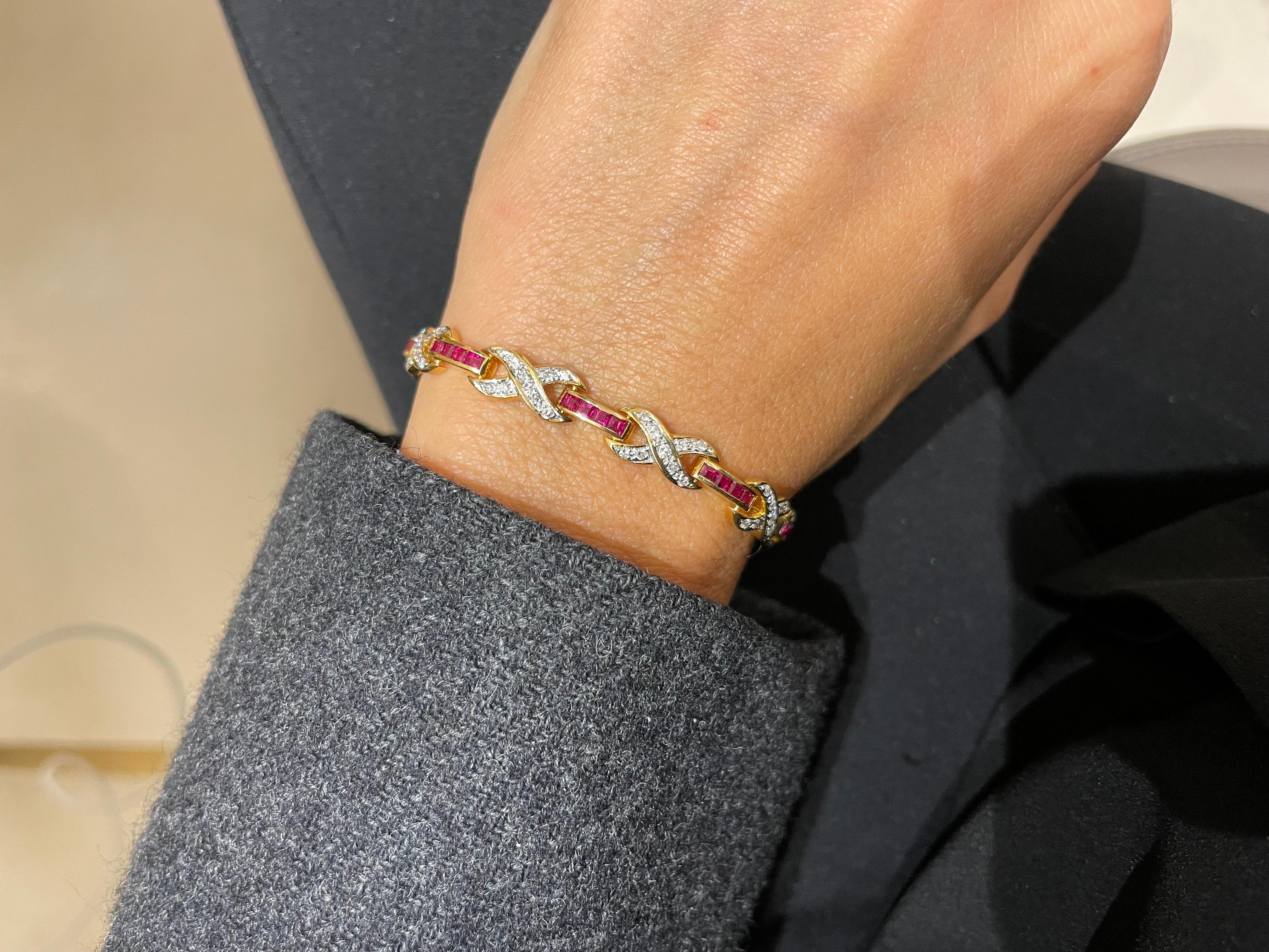 18 Karat Gelbgold Armband mit unsichtbar gefasstem Rubin-Motiv und Unsichtbar gefasstem Diamanten im Zustand „Neu“ im Angebot in New York, NY