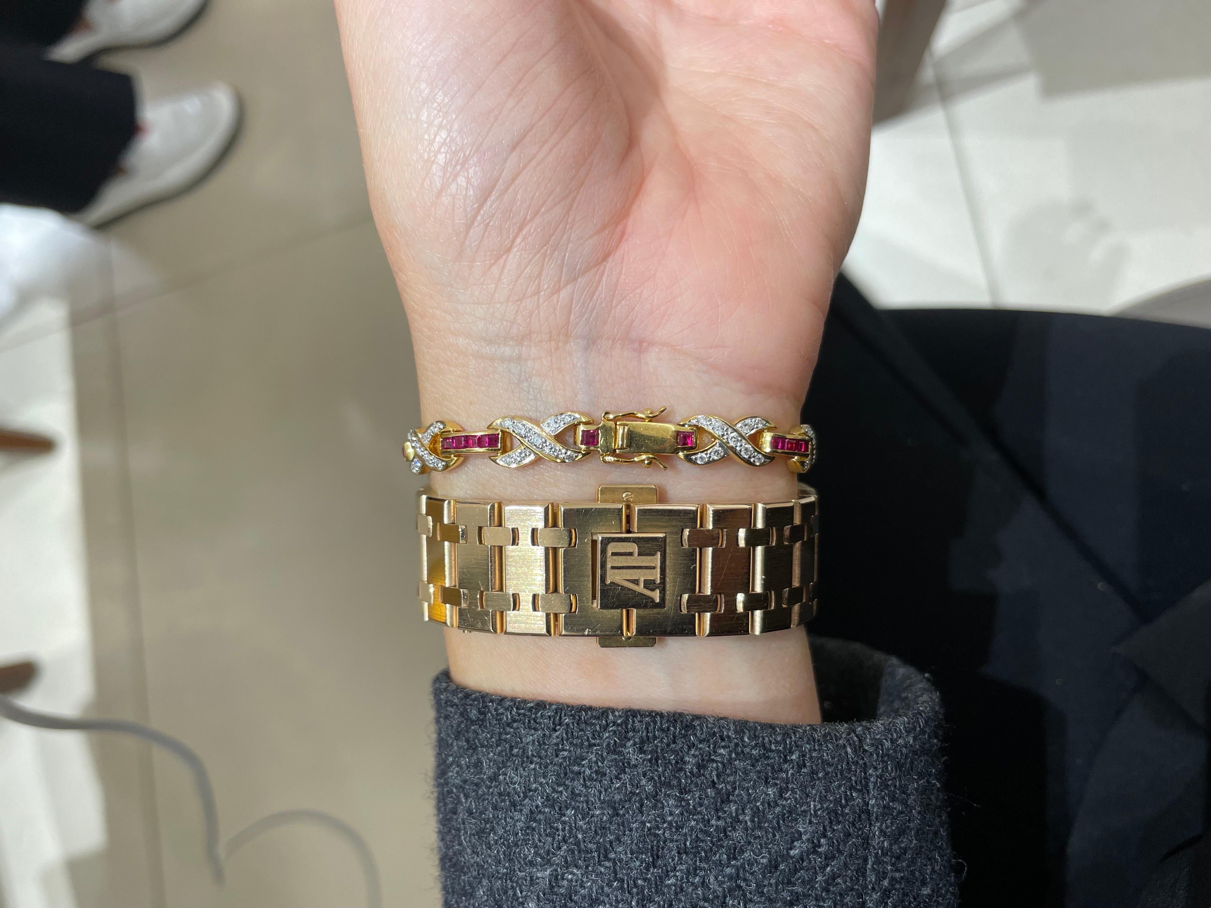 18 Karat Gelbgold Armband mit unsichtbar gefasstem Rubin-Motiv und Unsichtbar gefasstem Diamanten für Damen oder Herren im Angebot
