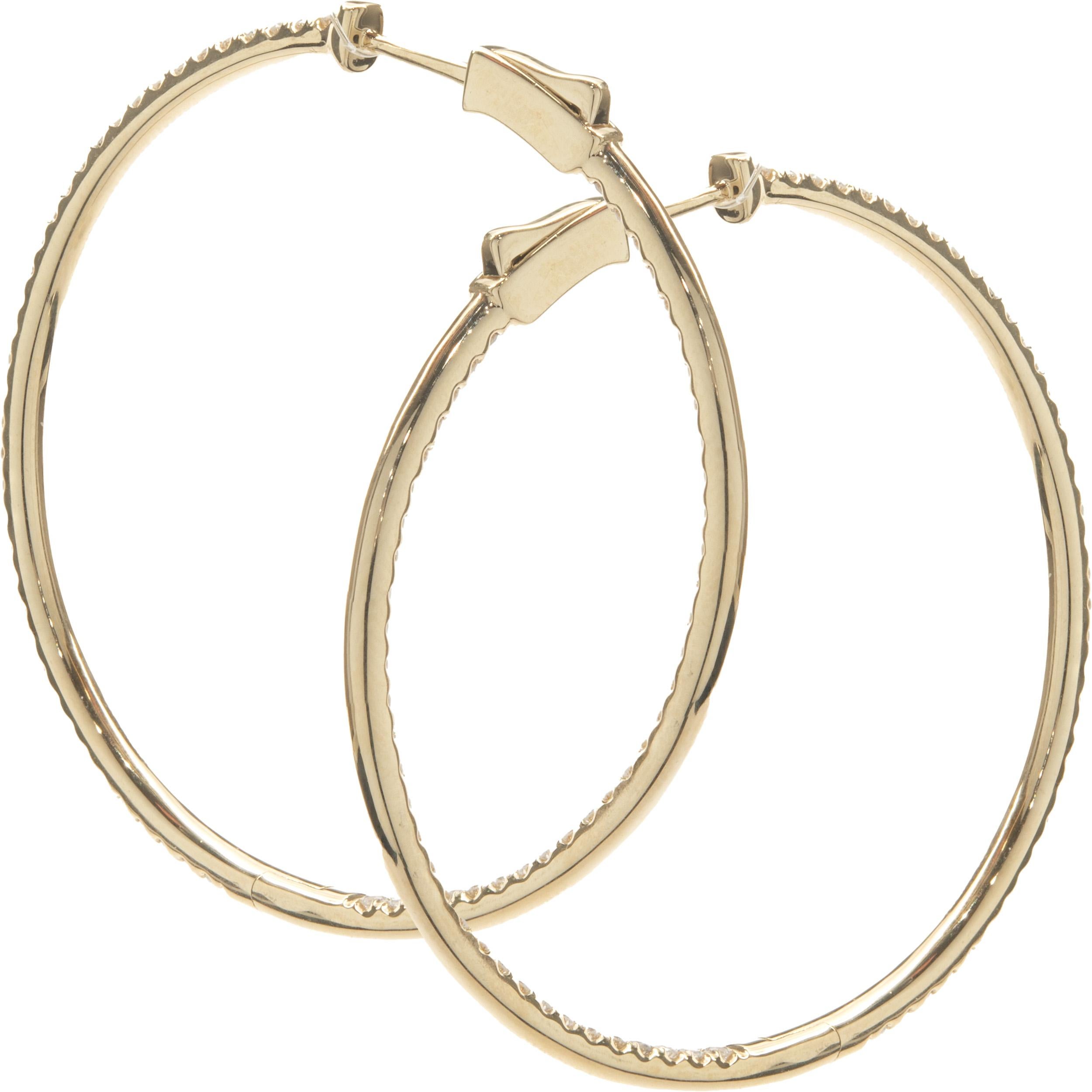 Taille ronde Boucles d'oreilles en or jaune 18 carats avec diamant à l'intérieur et à l'extérieur de l'anneau en vente