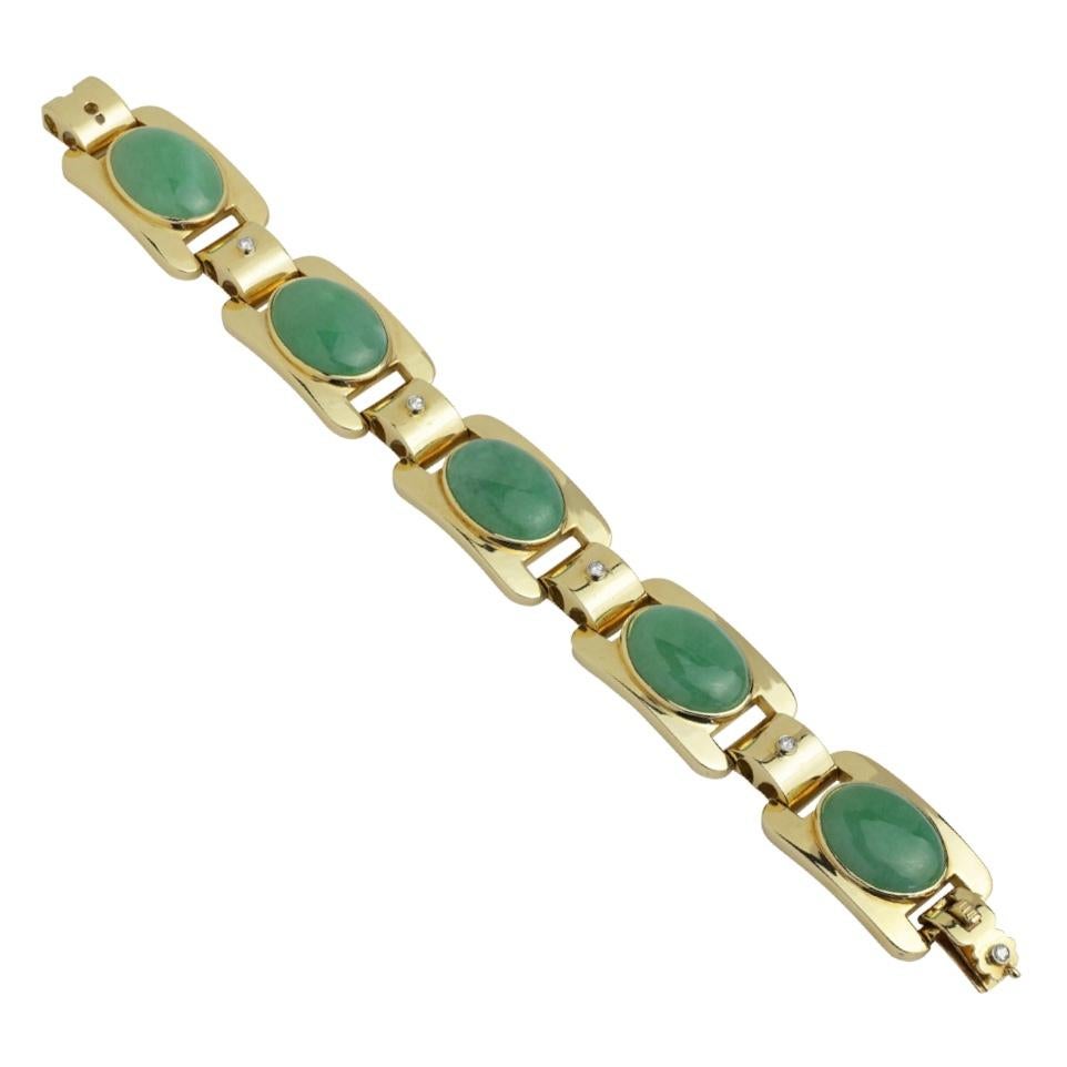 What a wonderful vintage bracelet, typical of the 1970's period with it's luscious gold and jade cabochon panels. What a masterpiece of craftsmanship, beautifully put together with so much style. Five interlocking panels mounted with bezel set green