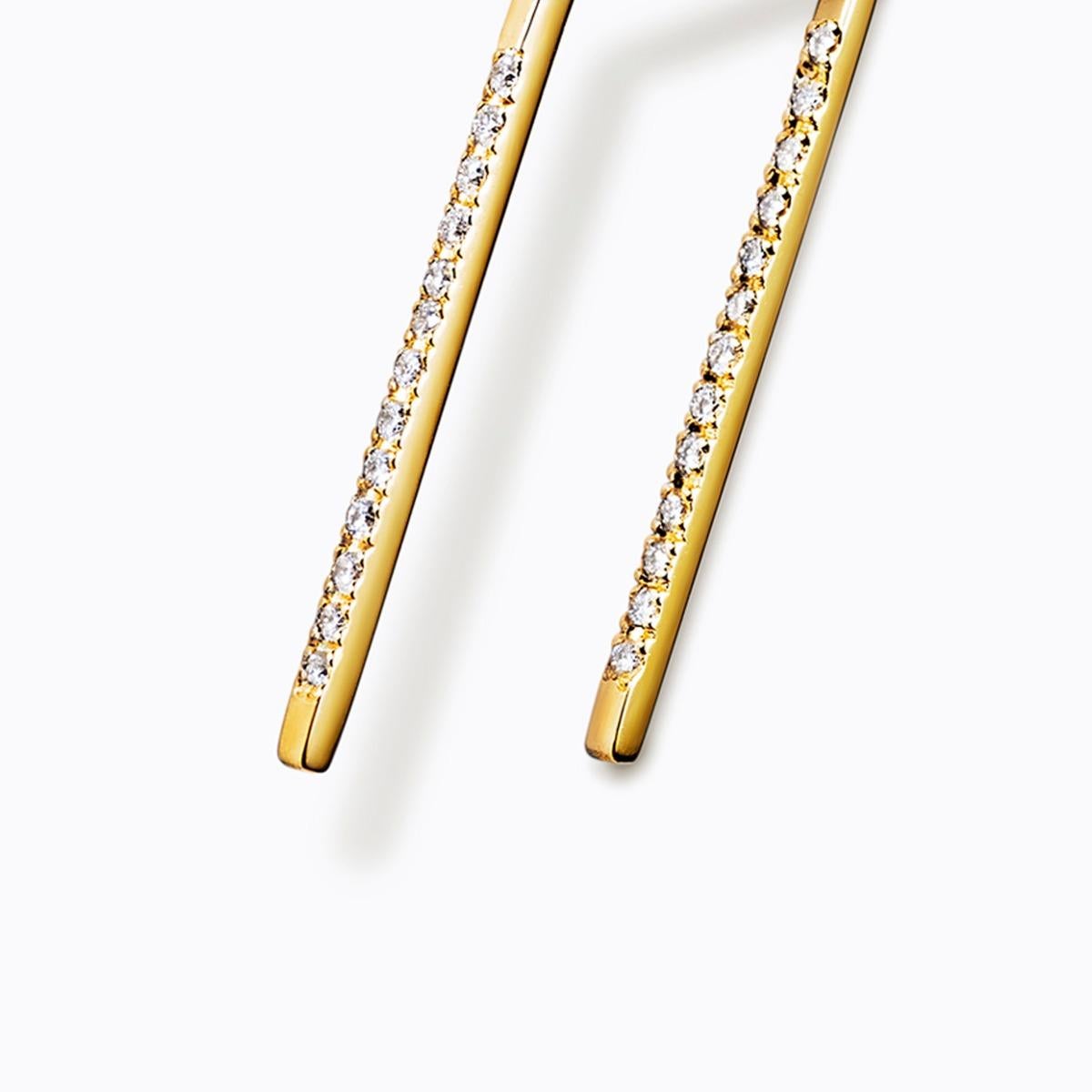 This earring features micro diamonds in a pavé setting along two lines. The micro diamonds are small enough that it can go through the pierced hole. This can be worn without an earring back.

Diamonds: 0.7mm x 25
Post length: 15.5mm, 7.5mm, 15.5mm