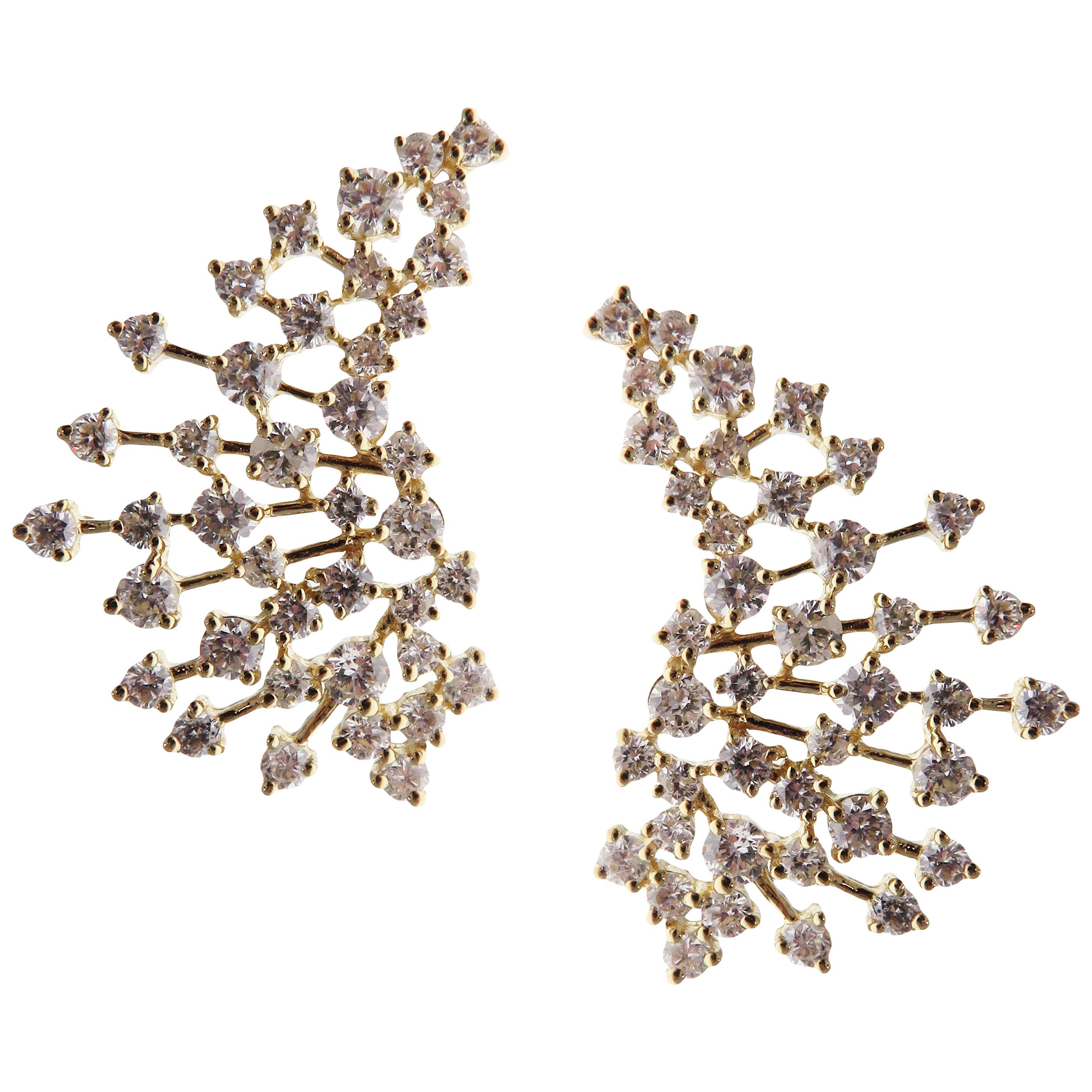 These trendy diamond wing crawler earrings with white diamonds are crafted in 18-karat yellow gold, featuring80 round white diamonds totaling of 3.26 carats.
18-karat white gold are also available upon request.
Approximately 1.05'' inches.
These