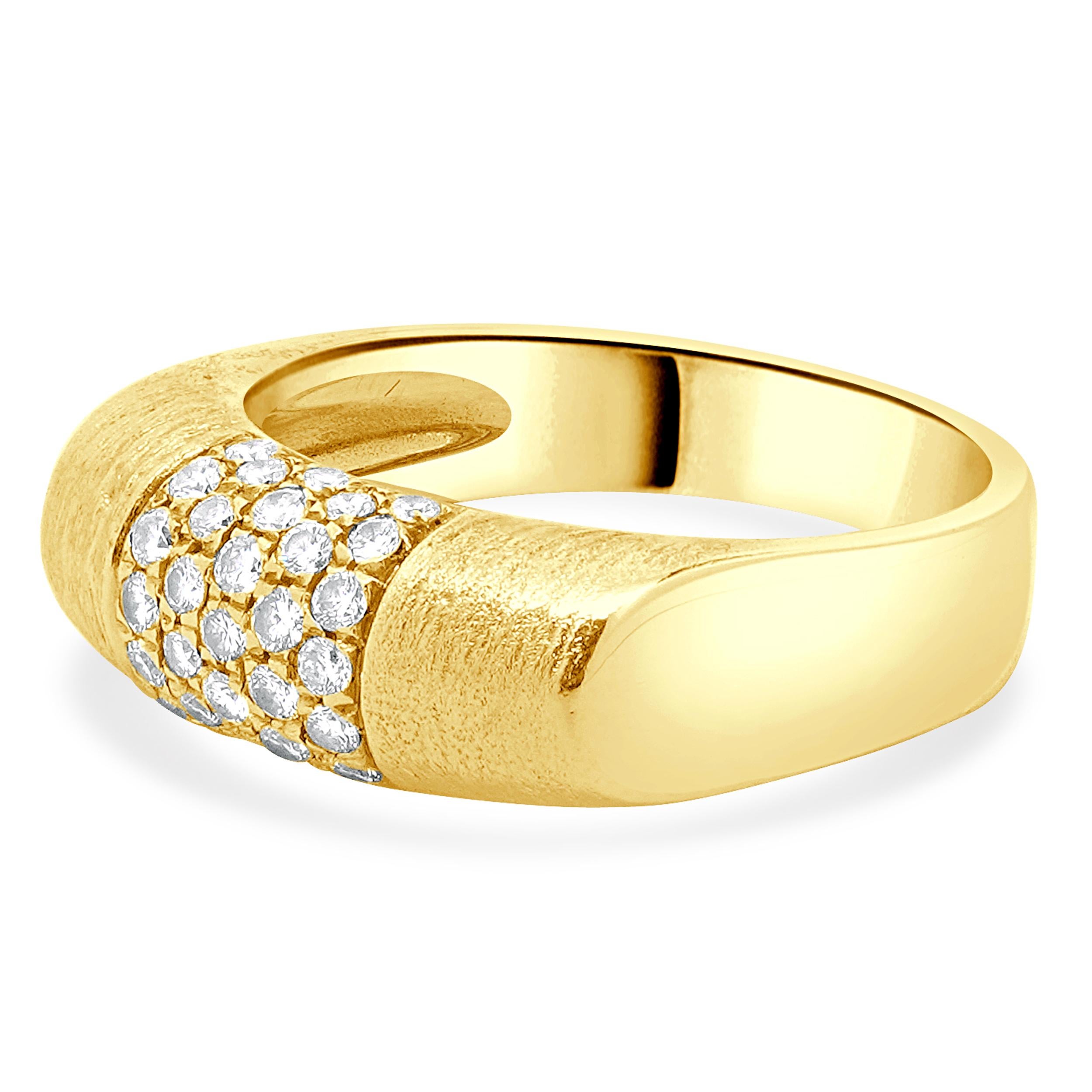 Materiale: oro giallo 18 carati
Diamante: 33 tagli rotondi a brillante = 0,33cttw
Colore: H
Chiarezza: SI1
Misura dell'anello: 6,25 (si prega di attendere fino a 2 giorni lavorativi in più per le richieste di misura)
Peso: 6,70 grammi
