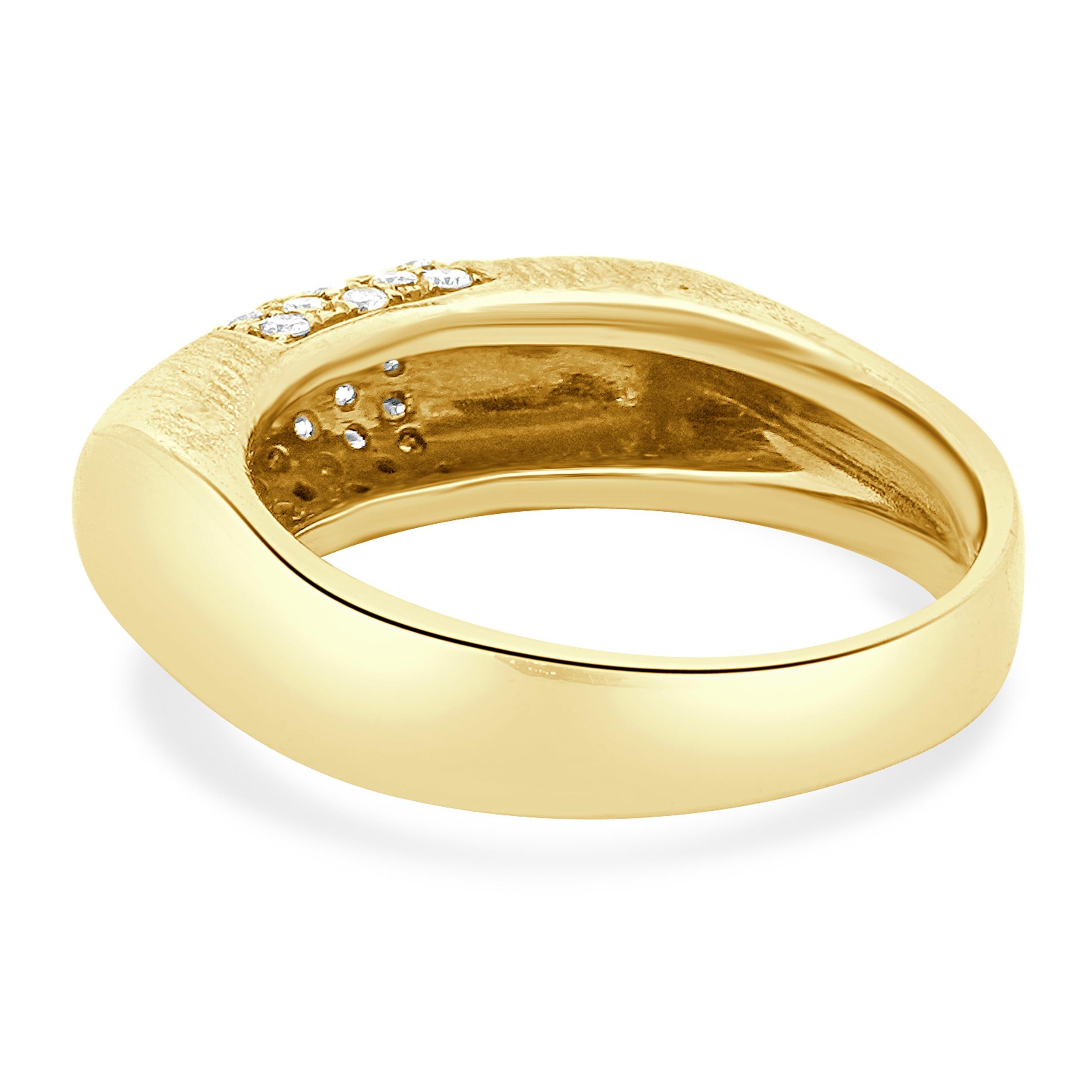 Taglio rotondo Anello con pavé di diamanti in oro giallo 18 carati in vendita
