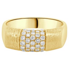 Anillo de oro amarillo de 18 quilates con pavé de diamantes
