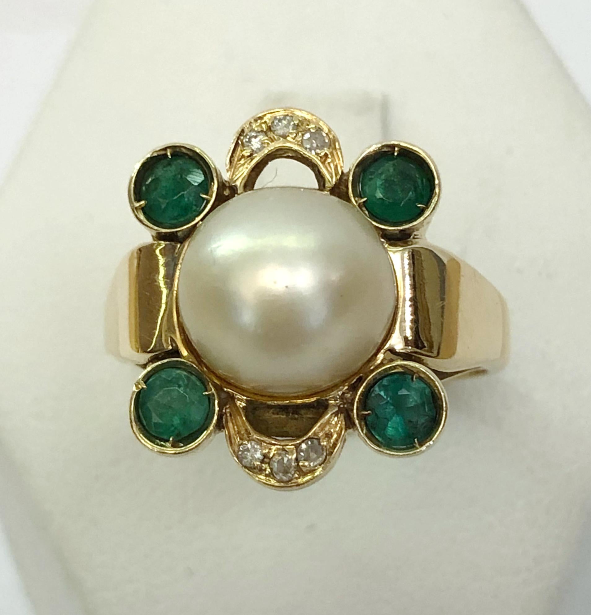 Bague en or jaune 18 carats avec une perle centrale, des émeraudes sur les coins et de petits diamants / Fabriquée en Italie dans les années 1960
Bague taille US 7