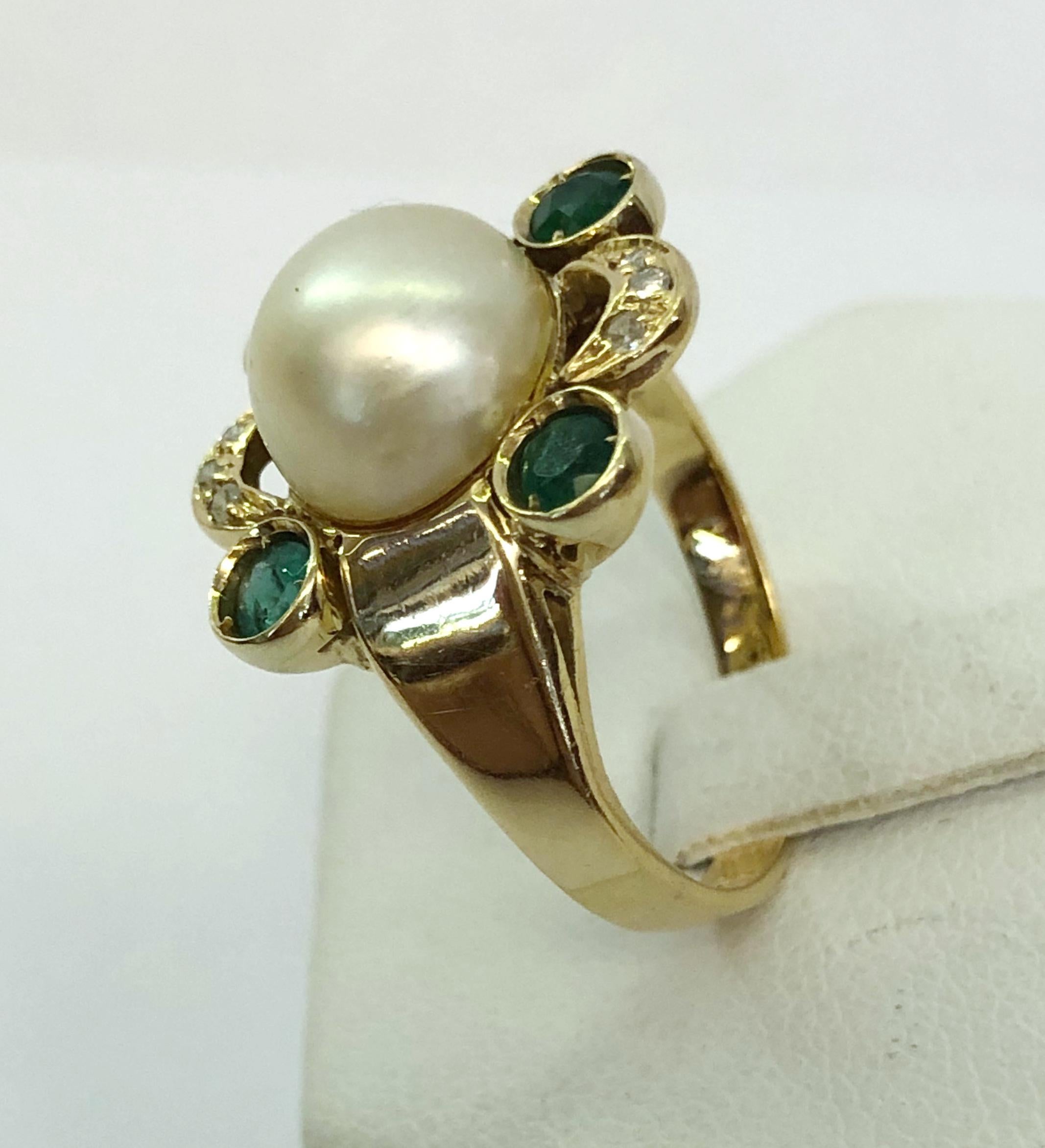 Taille brillant Bague en or jaune 18 carats, diamant, perle et émeraude en vente