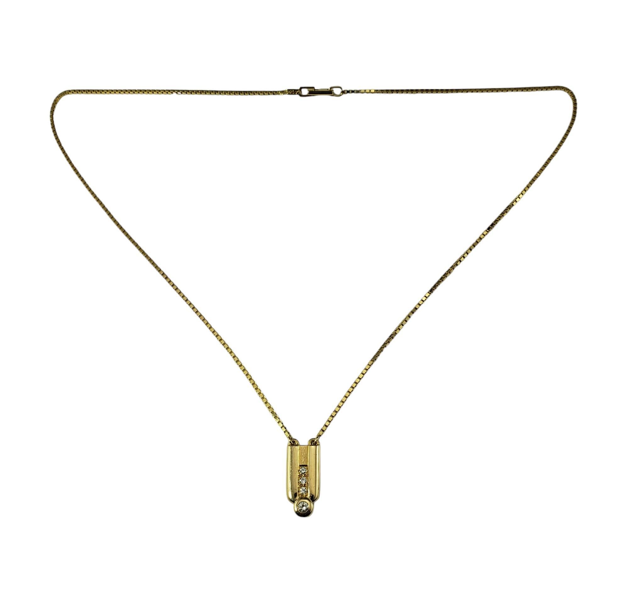 Collana con ciondolo di diamanti in oro giallo 18 carati...

Questo scintillante pendente in oro giallo 18 carati presenta quattro diamanti rotondi taglio brillante incastonati in una classica catenina.

Peso totale approssimativo dei diamanti: .18