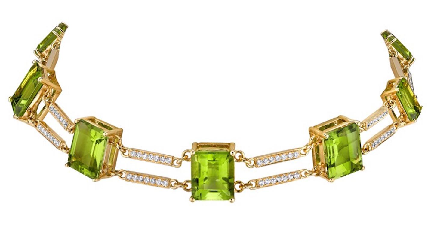 Le Whiting en péridots et diamants présente des péridots verts de taille émeraude reliés par deux rangées parallèles de barres de diamants blancs. Il se ferme à l'aide d'un fermoir à mousqueton et d'une chaîne de rallonge permettant de le porter à