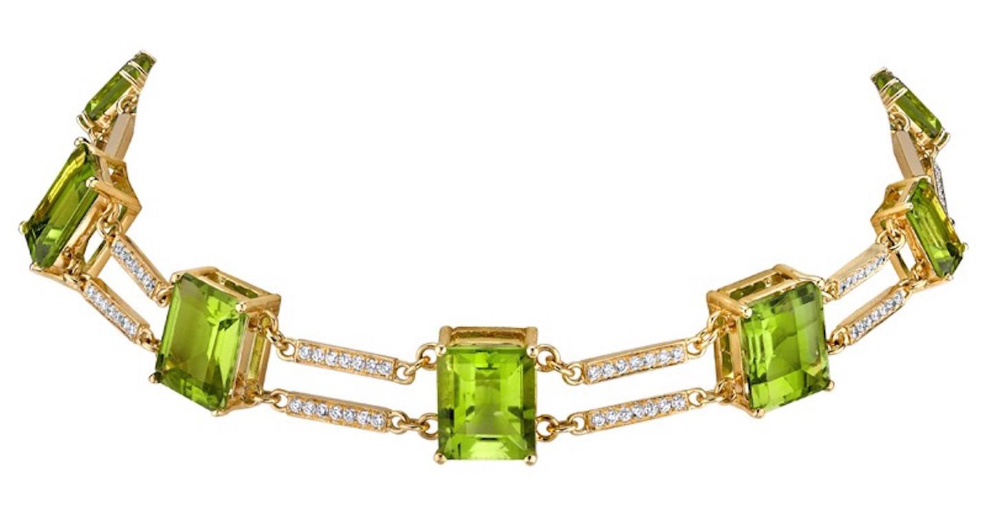 Peridot & Diamond Railway Line Choker mit grünen Peridot-Steinen im Smaragdschliff, die durch 2 parallele Reihen weißer Diamanten verbunden sind. Mit Karabinerverschluss und Verlängerungskette, die in verschiedenen Längen getragen werden kann.

18k