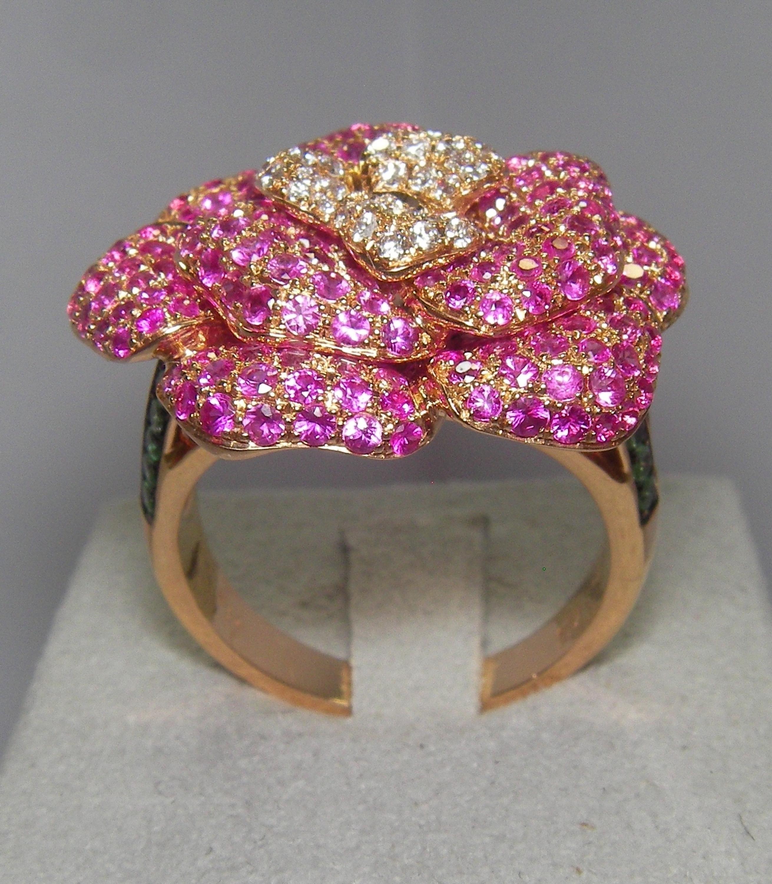 18 Karat Yellow Gold Diamond, Pink Sapphire and Tsavorite Flower Ring In New Condition In Duesseldorf, DE